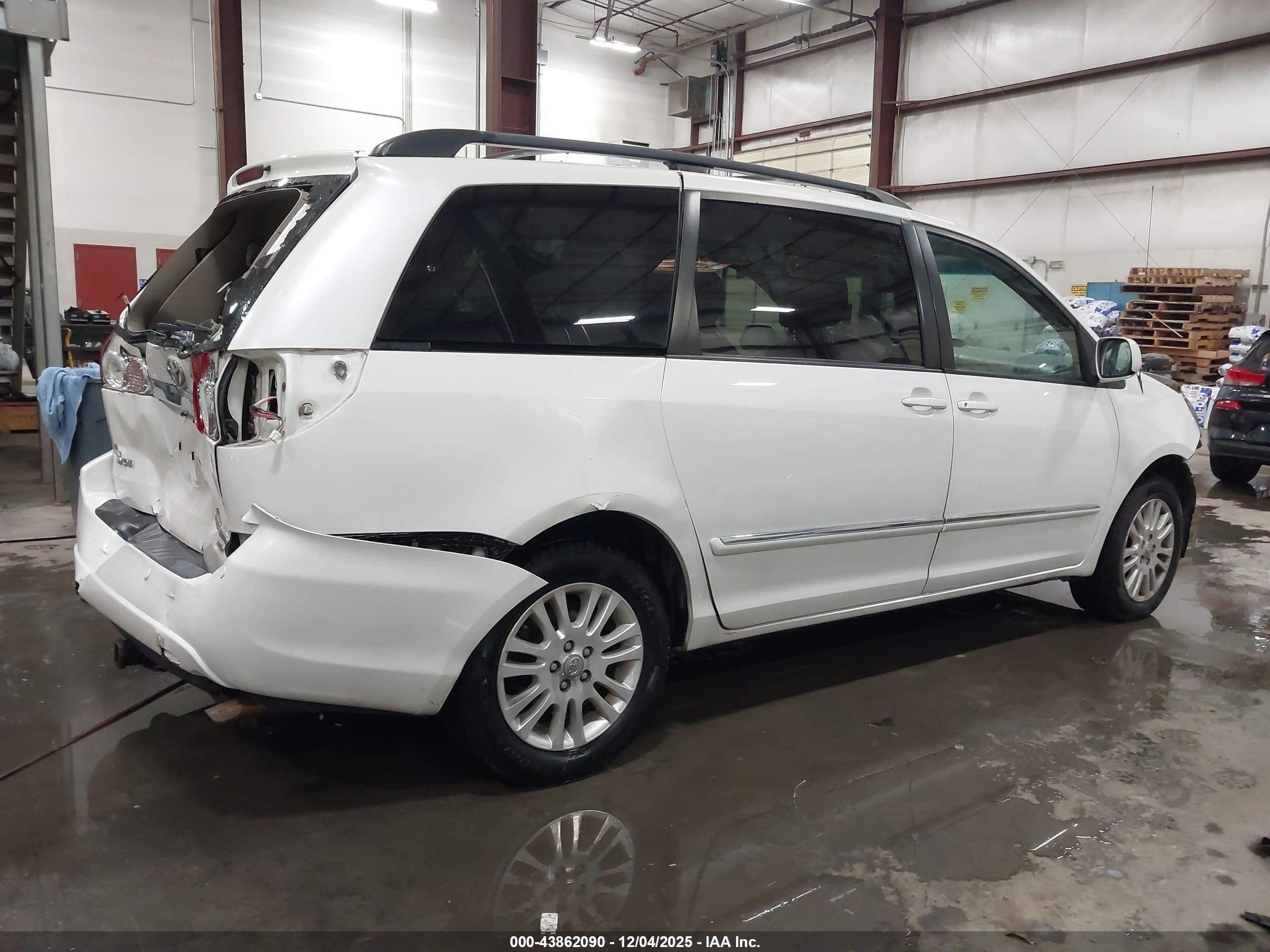 TOYOTA SIENNA image 4