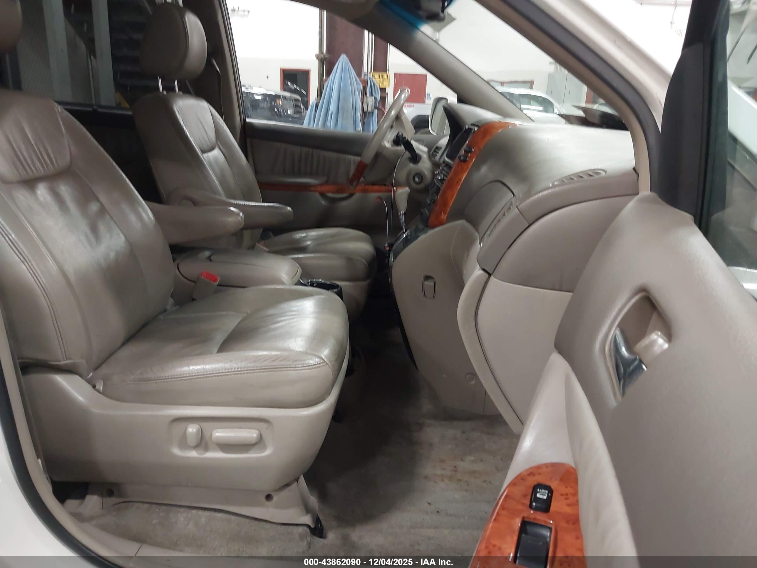 TOYOTA SIENNA image 5