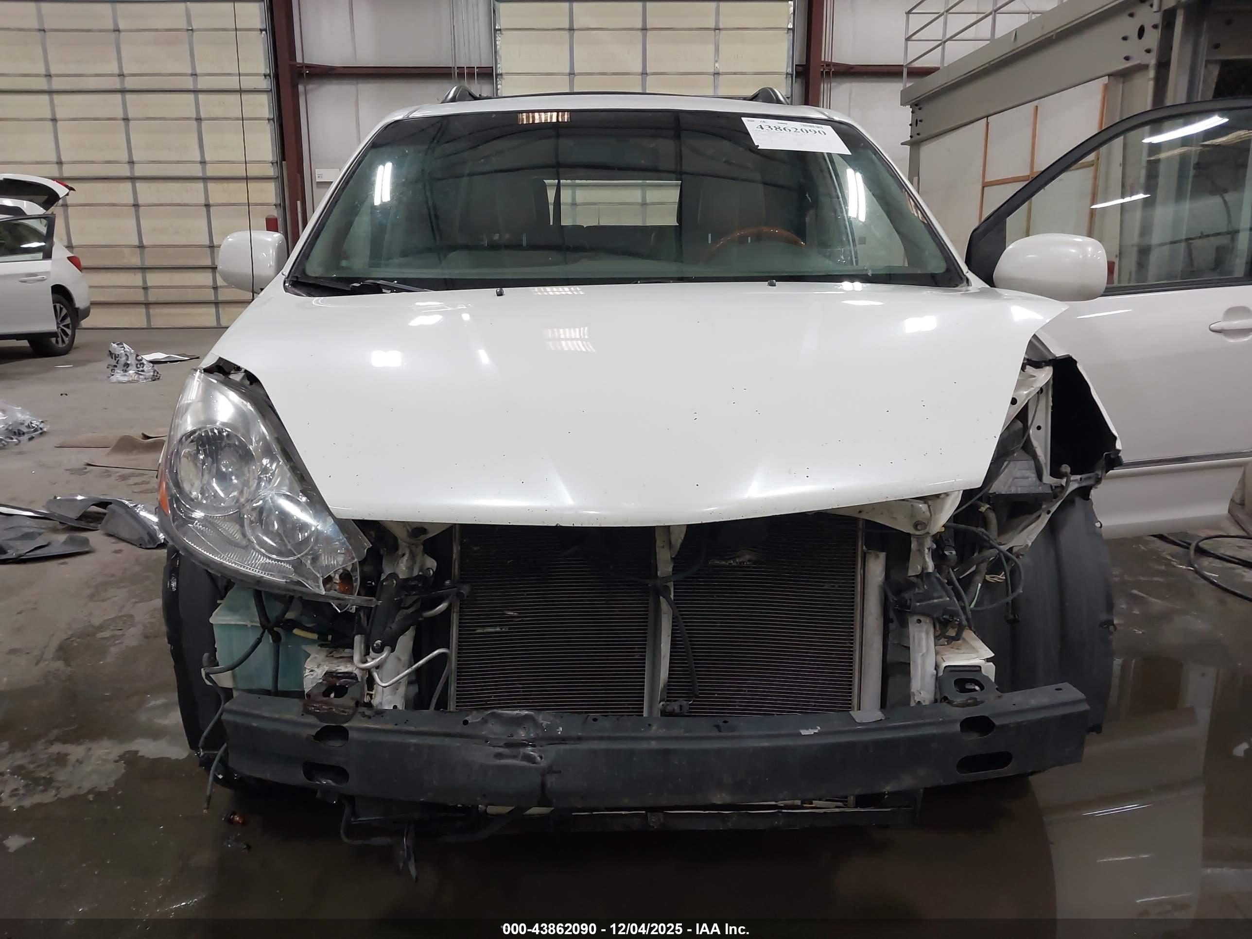 TOYOTA SIENNA image 6