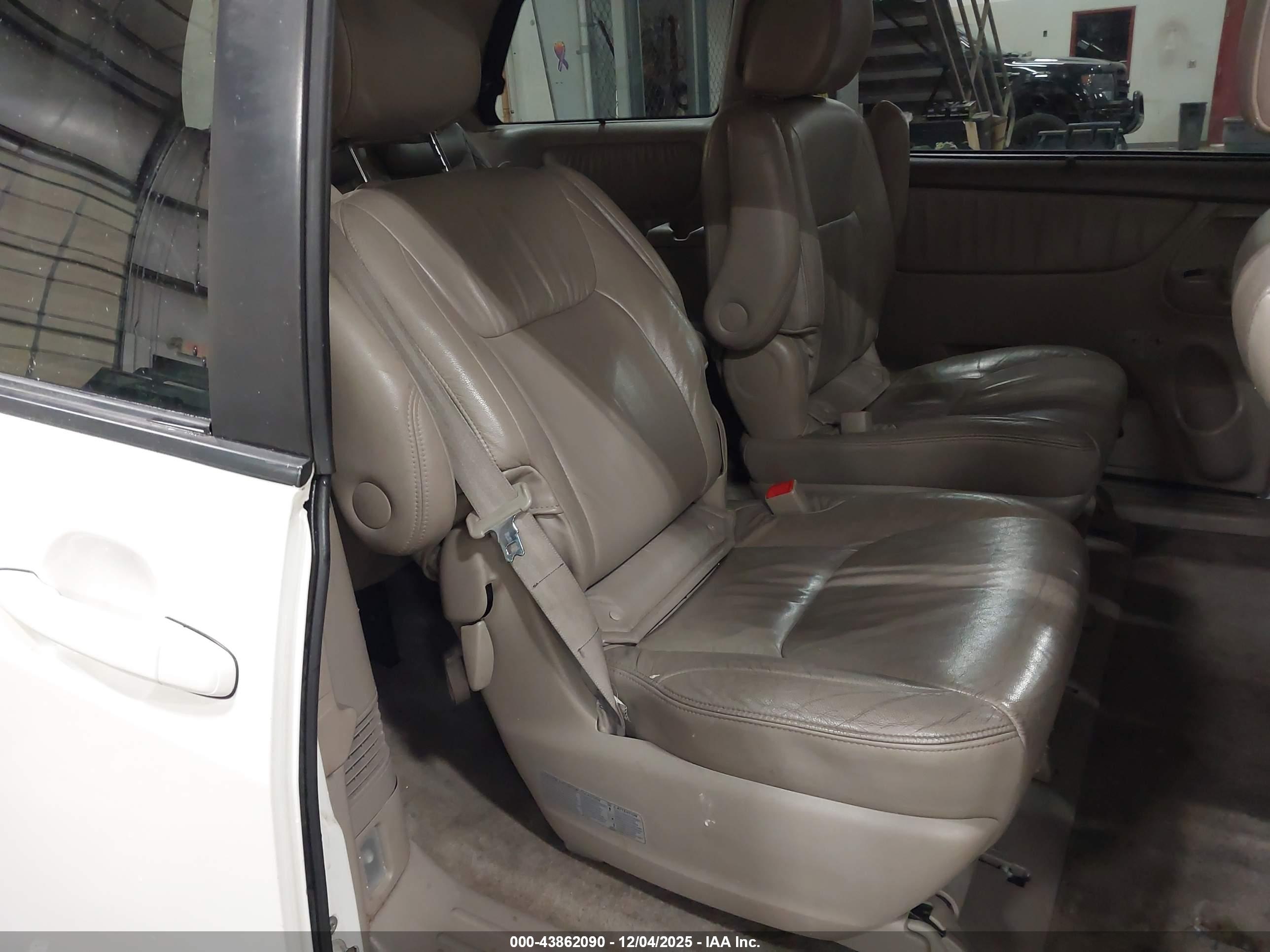 TOYOTA SIENNA image 8
