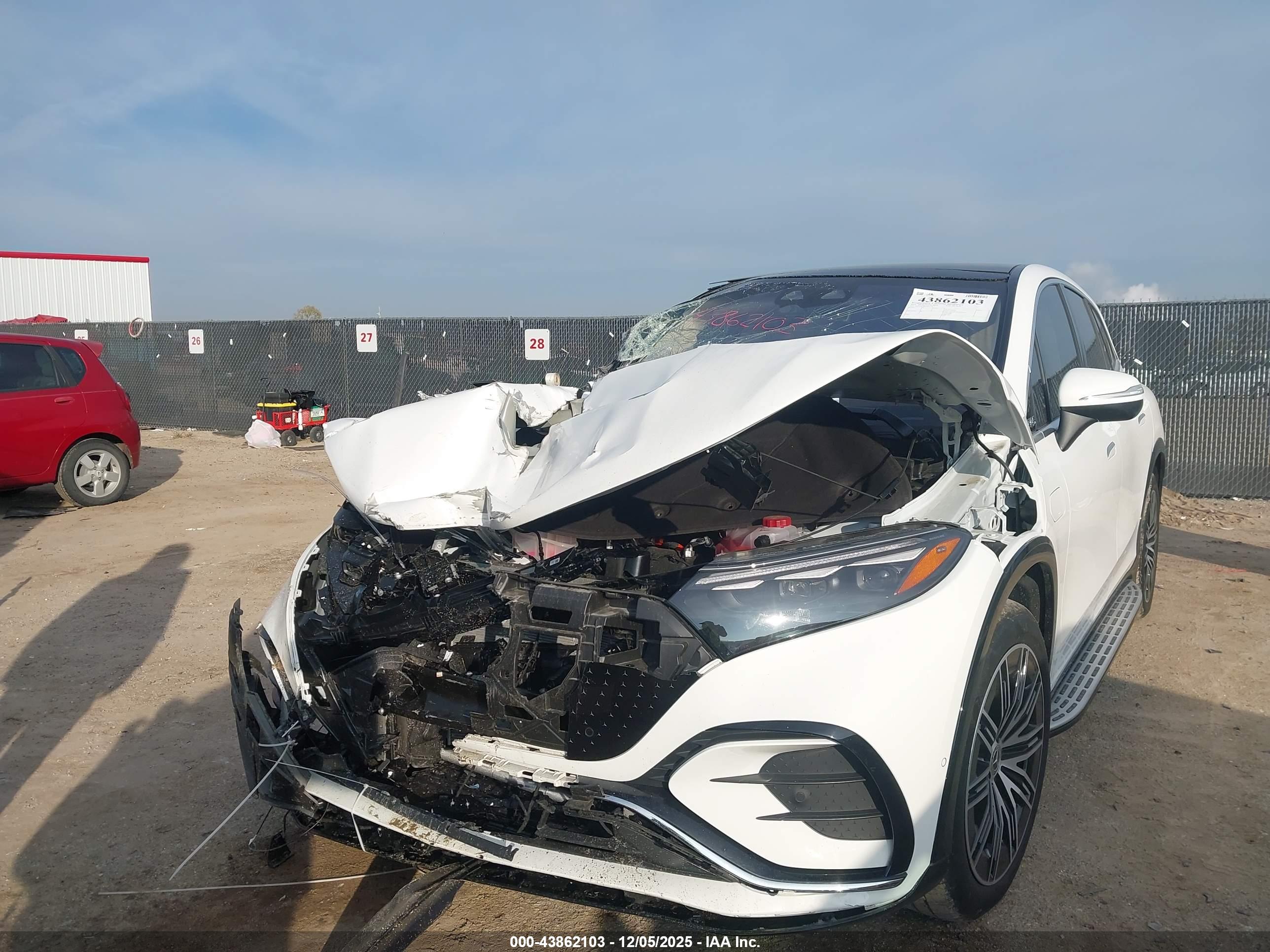 MERCEDES-BENZ EQS image 2