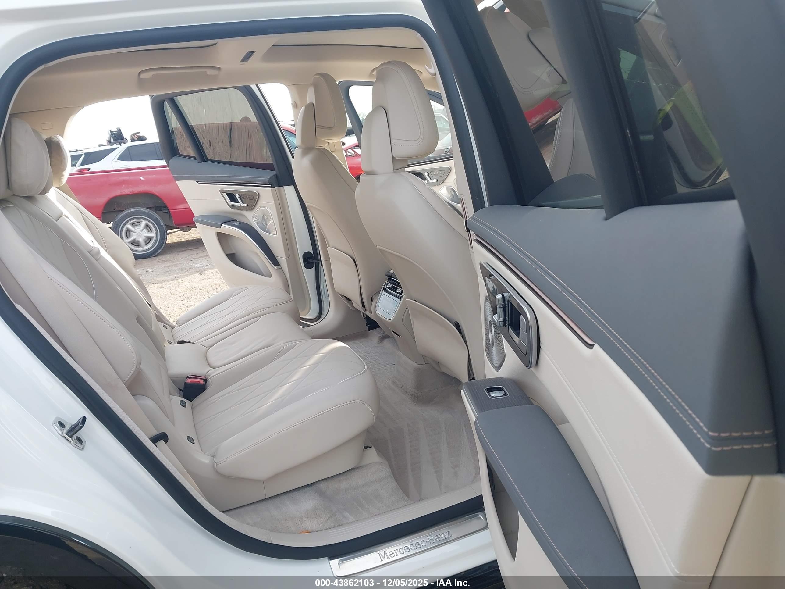 MERCEDES-BENZ EQS image 8
