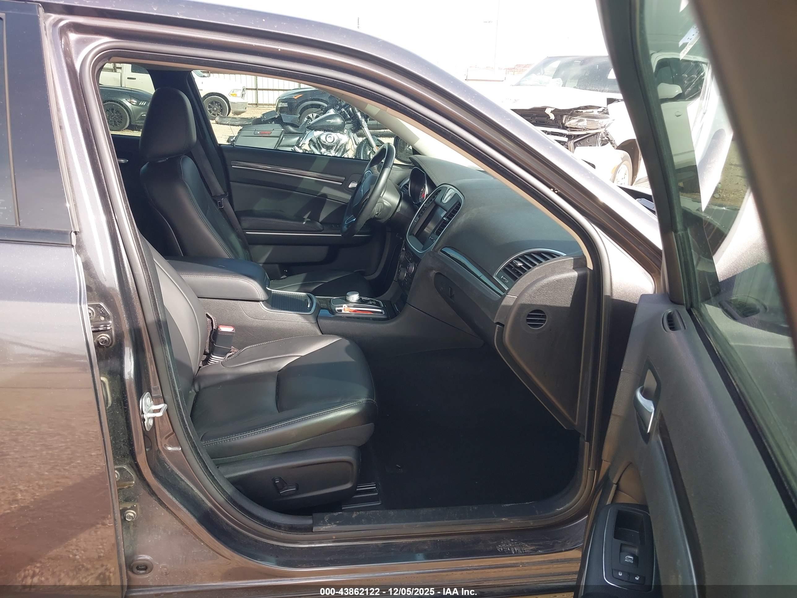 CHRYSLER 300 image 5
