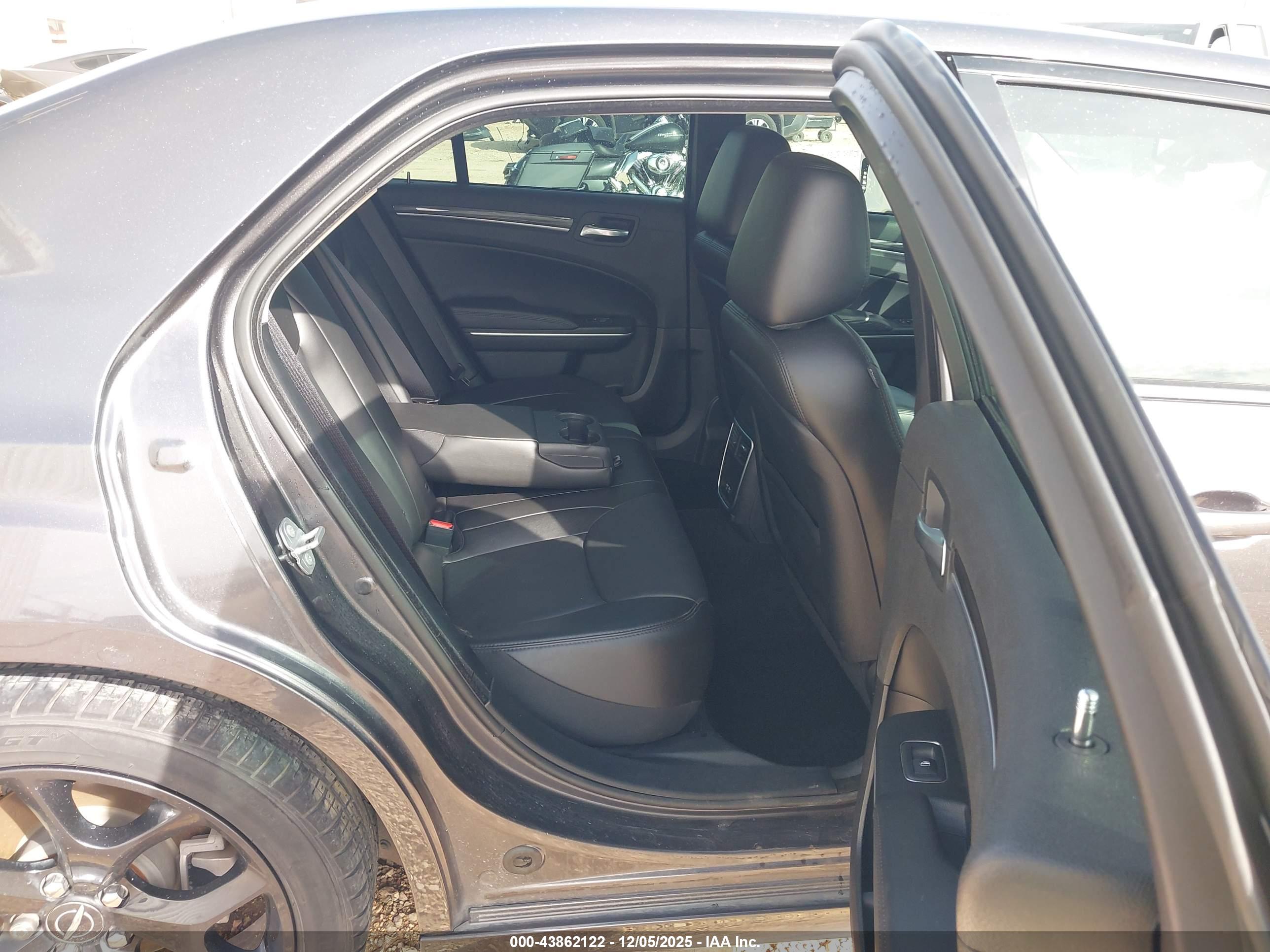 CHRYSLER 300 image 8
