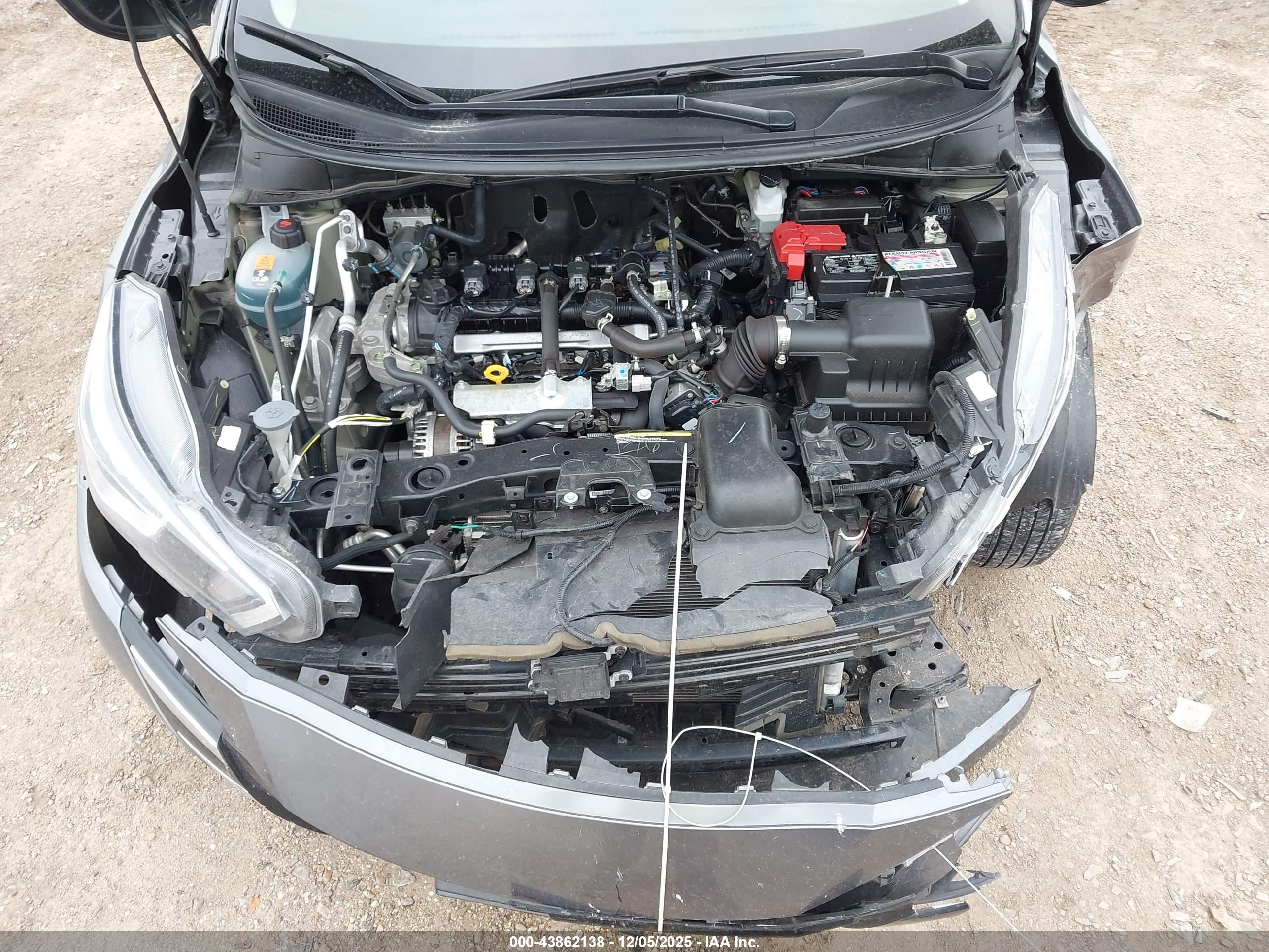 NISSAN VERSA image 10