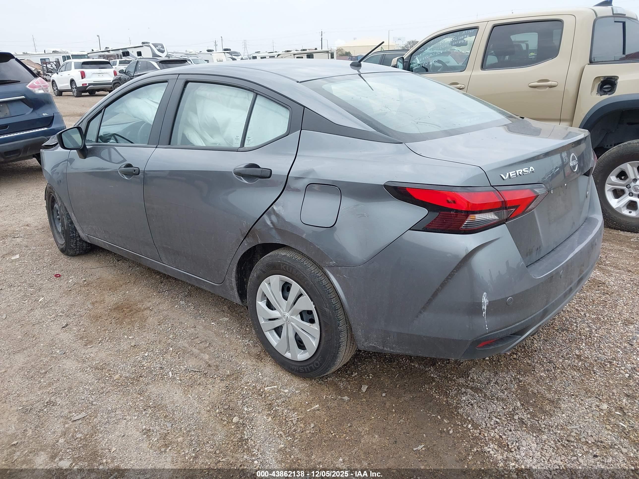 NISSAN VERSA image 3