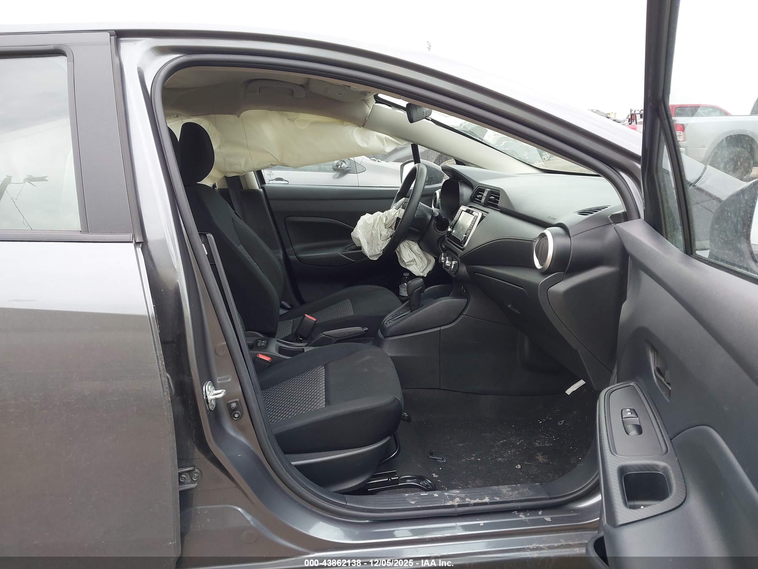 NISSAN VERSA image 5