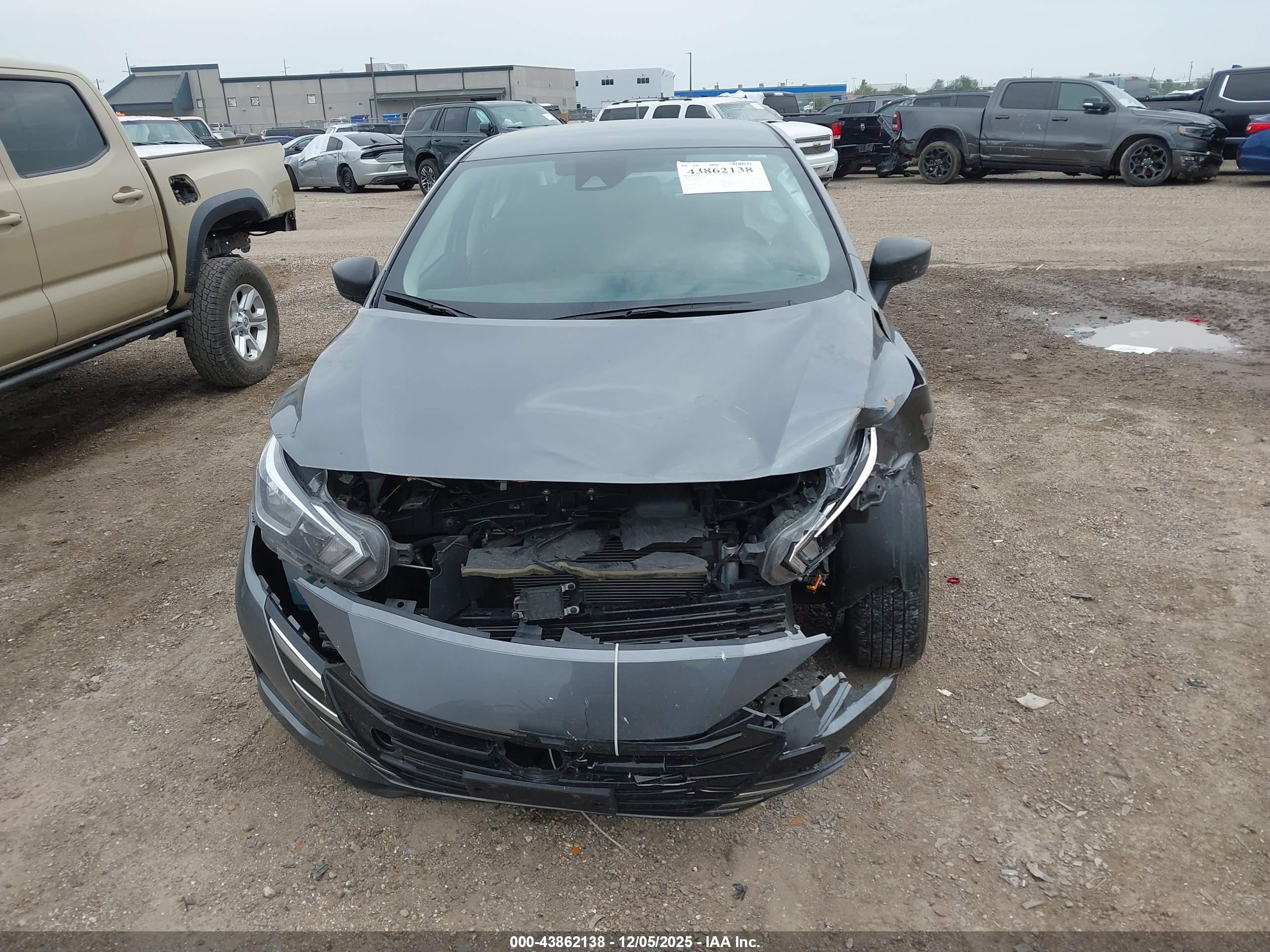 NISSAN VERSA image 6