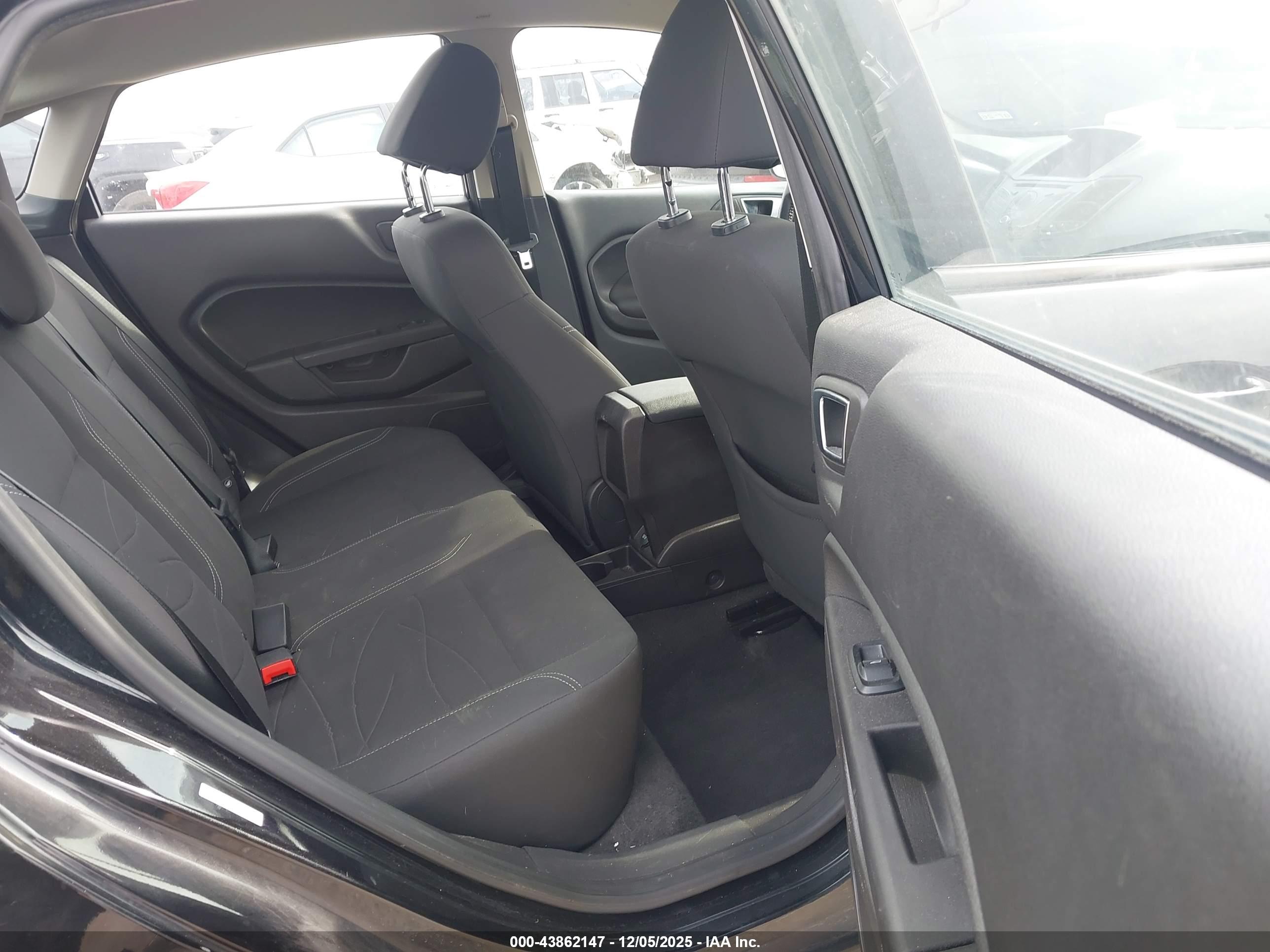 FORD FIESTA image 8