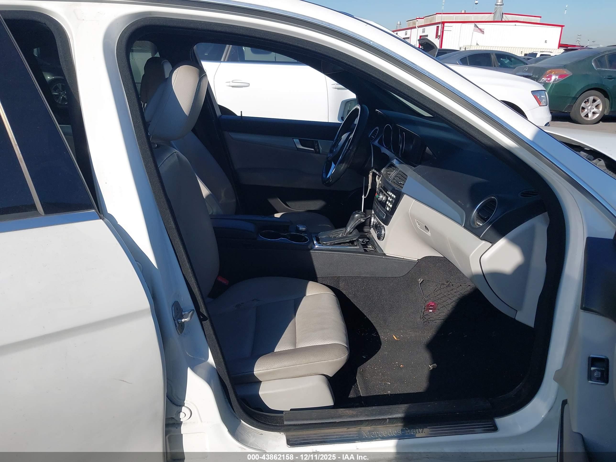 MERCEDES-BENZ C-CLASS image 5