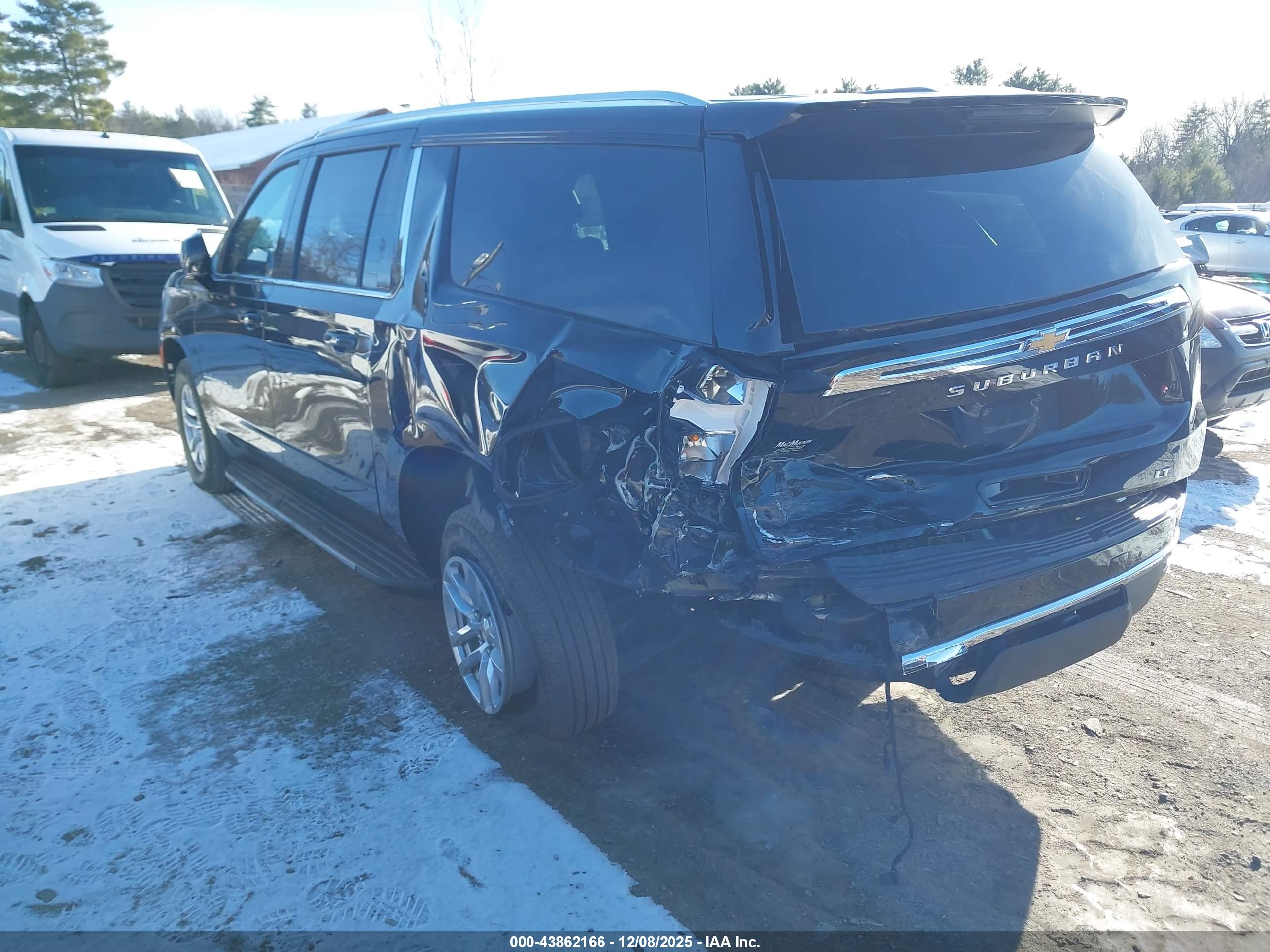 CHEVROLET SUBURBAN image 3