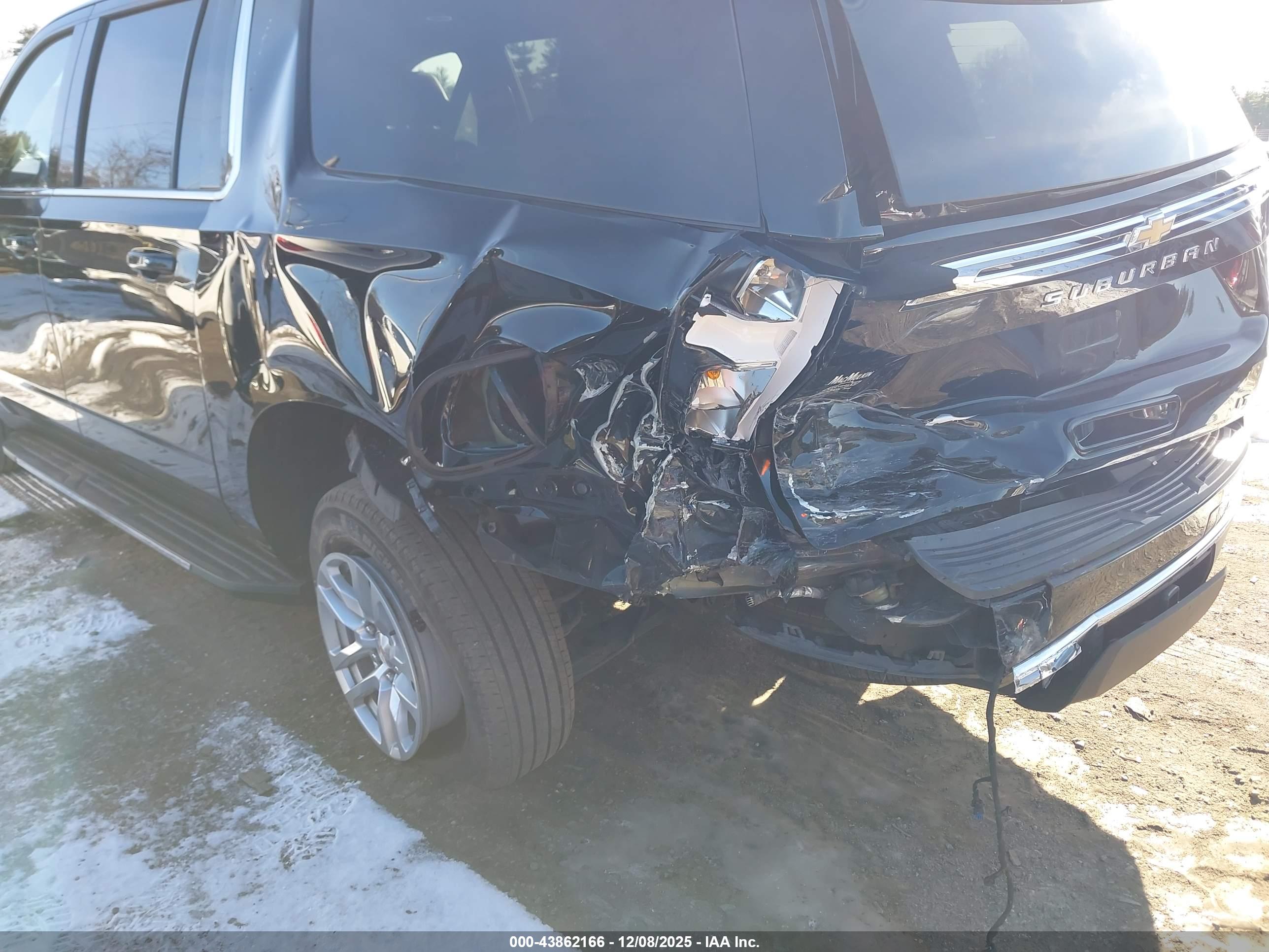 CHEVROLET SUBURBAN image 6