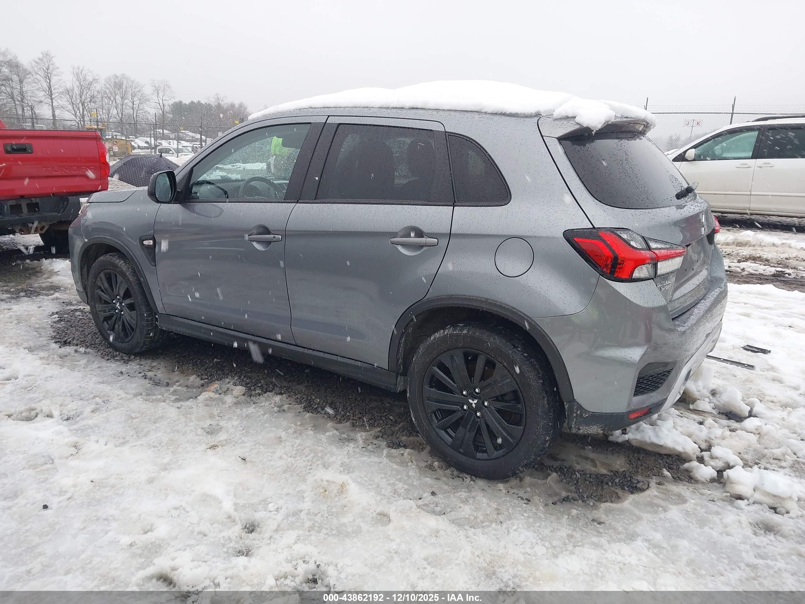 MITSUBISHI OUTLANDER image 3