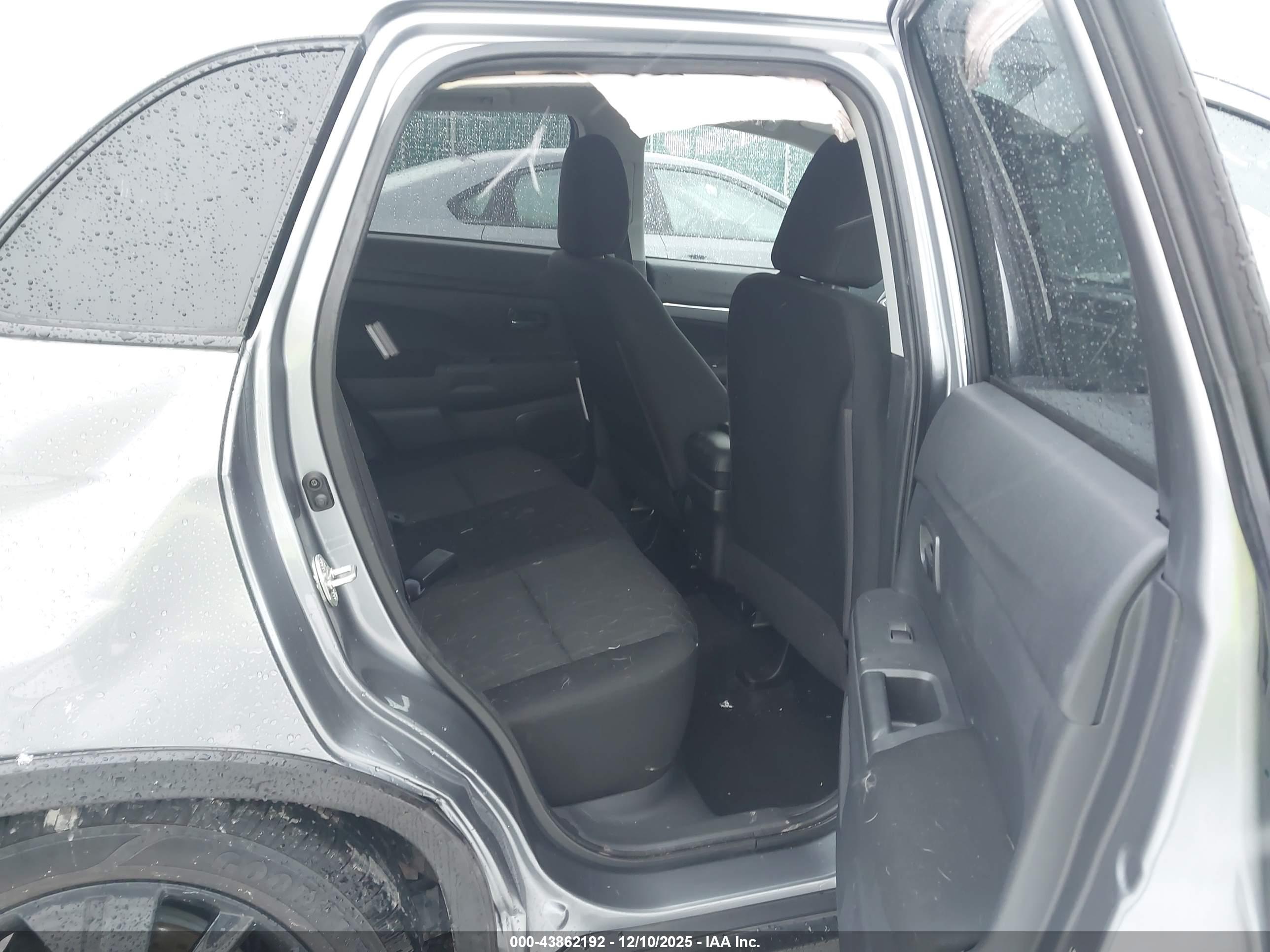 MITSUBISHI OUTLANDER image 8