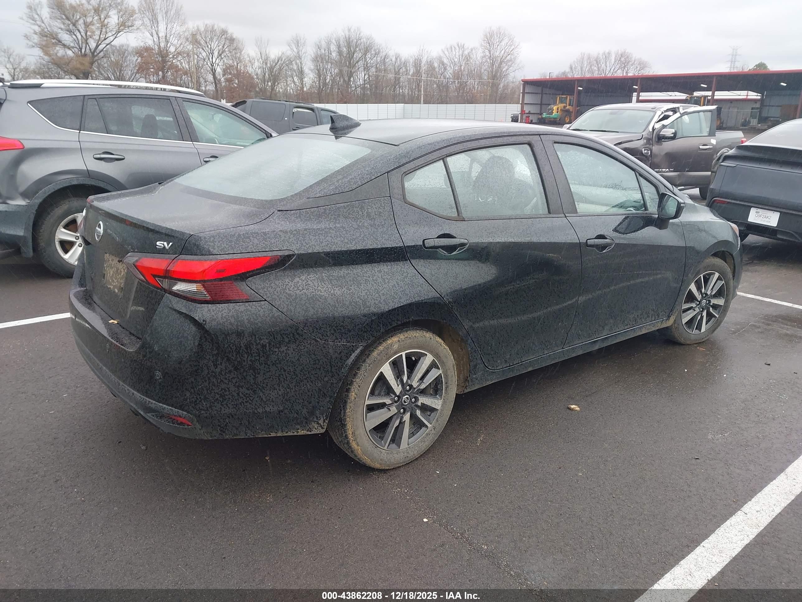 NISSAN VERSA image 4