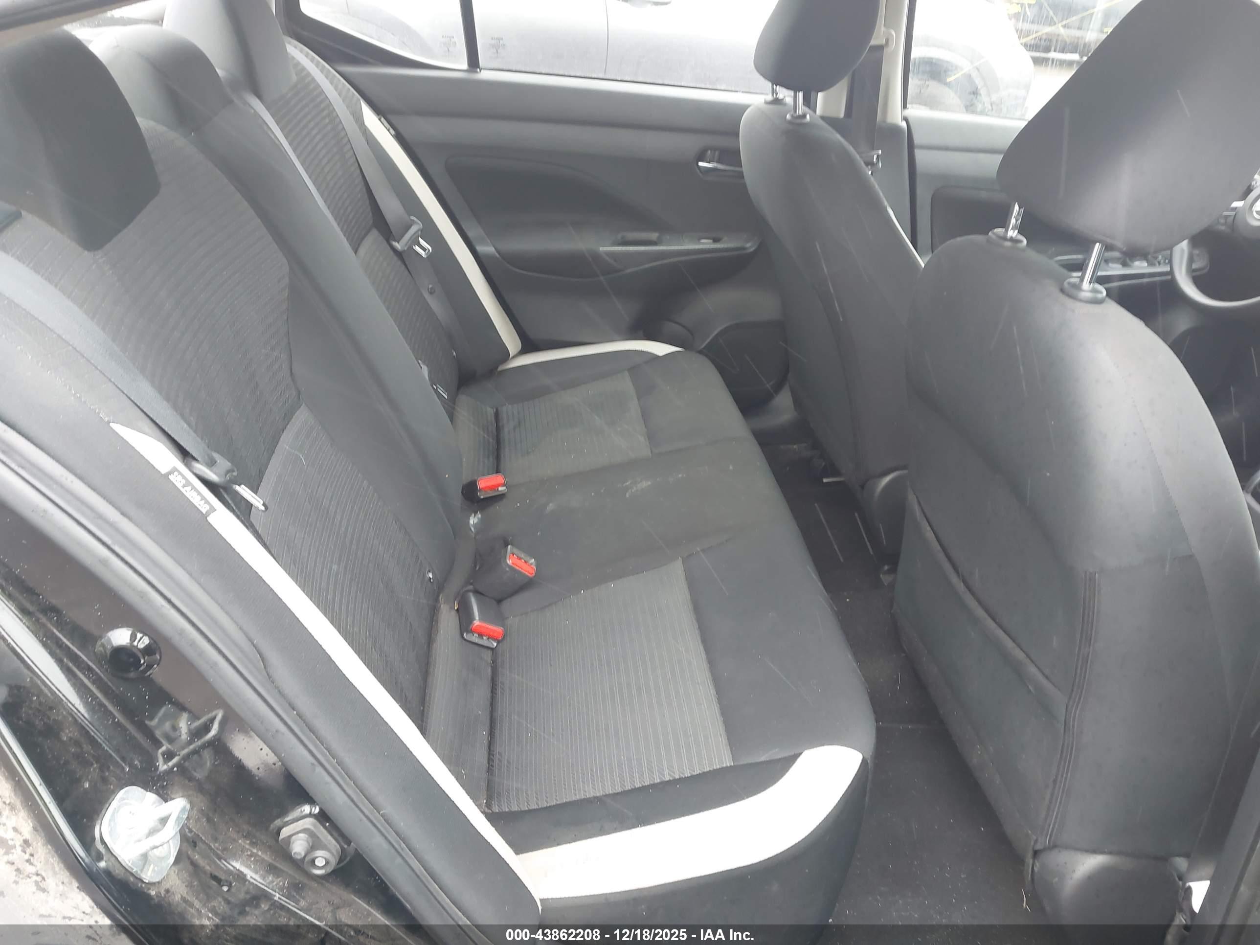 NISSAN VERSA image 8