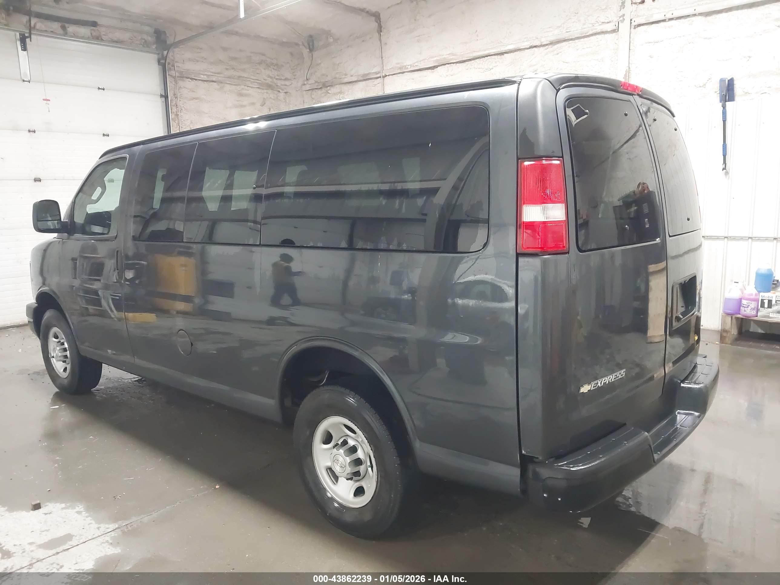 CHEVROLET EXPRESS image 3