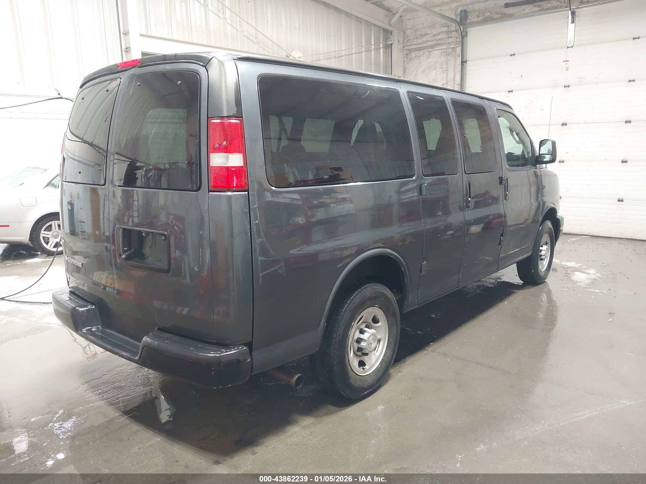 CHEVROLET EXPRESS image 4
