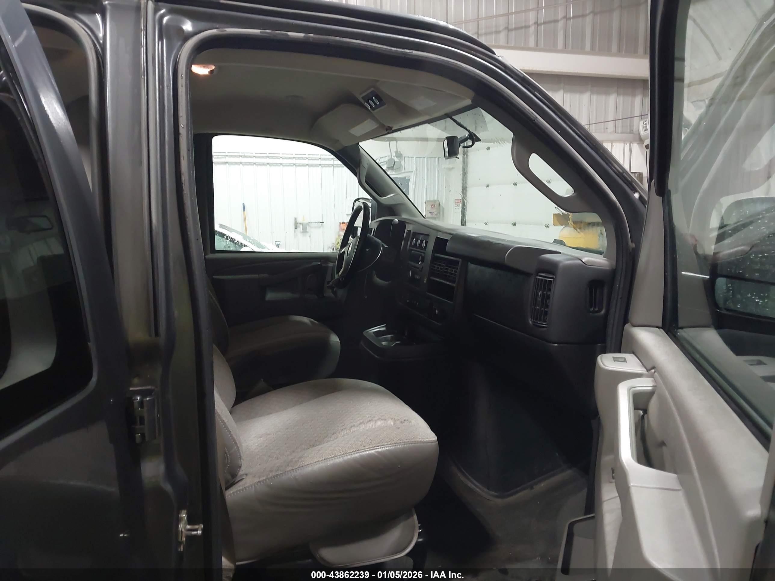 CHEVROLET EXPRESS image 5