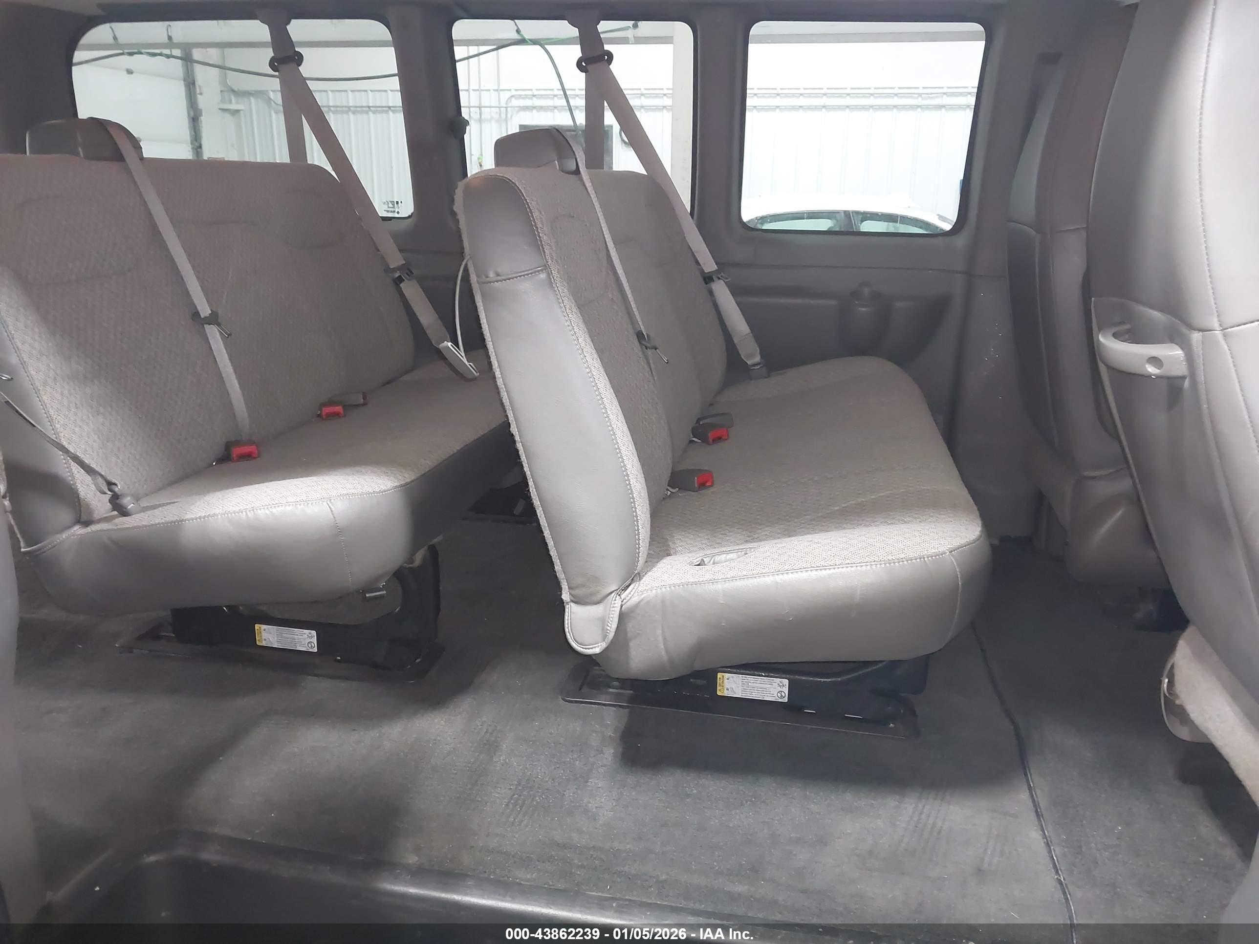 CHEVROLET EXPRESS image 8