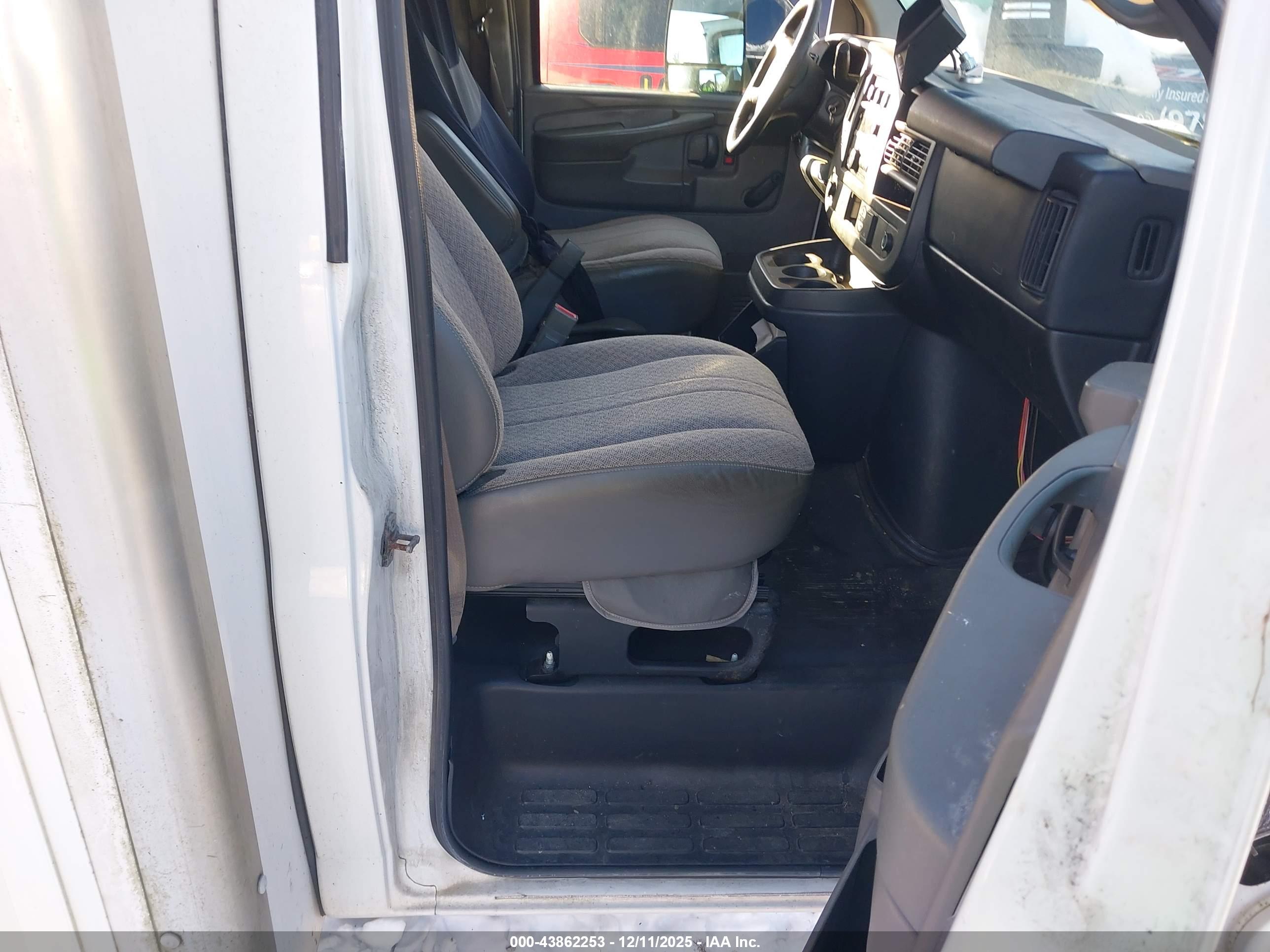 CHEVROLET EXPRESS image 8