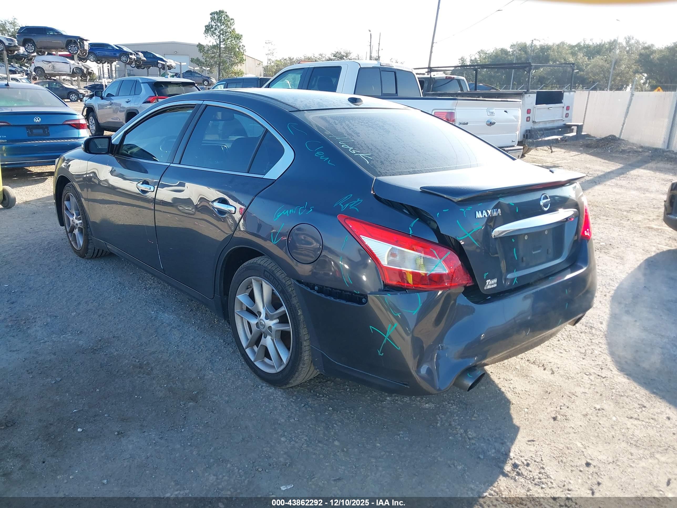 NISSAN MAXIMA image 3