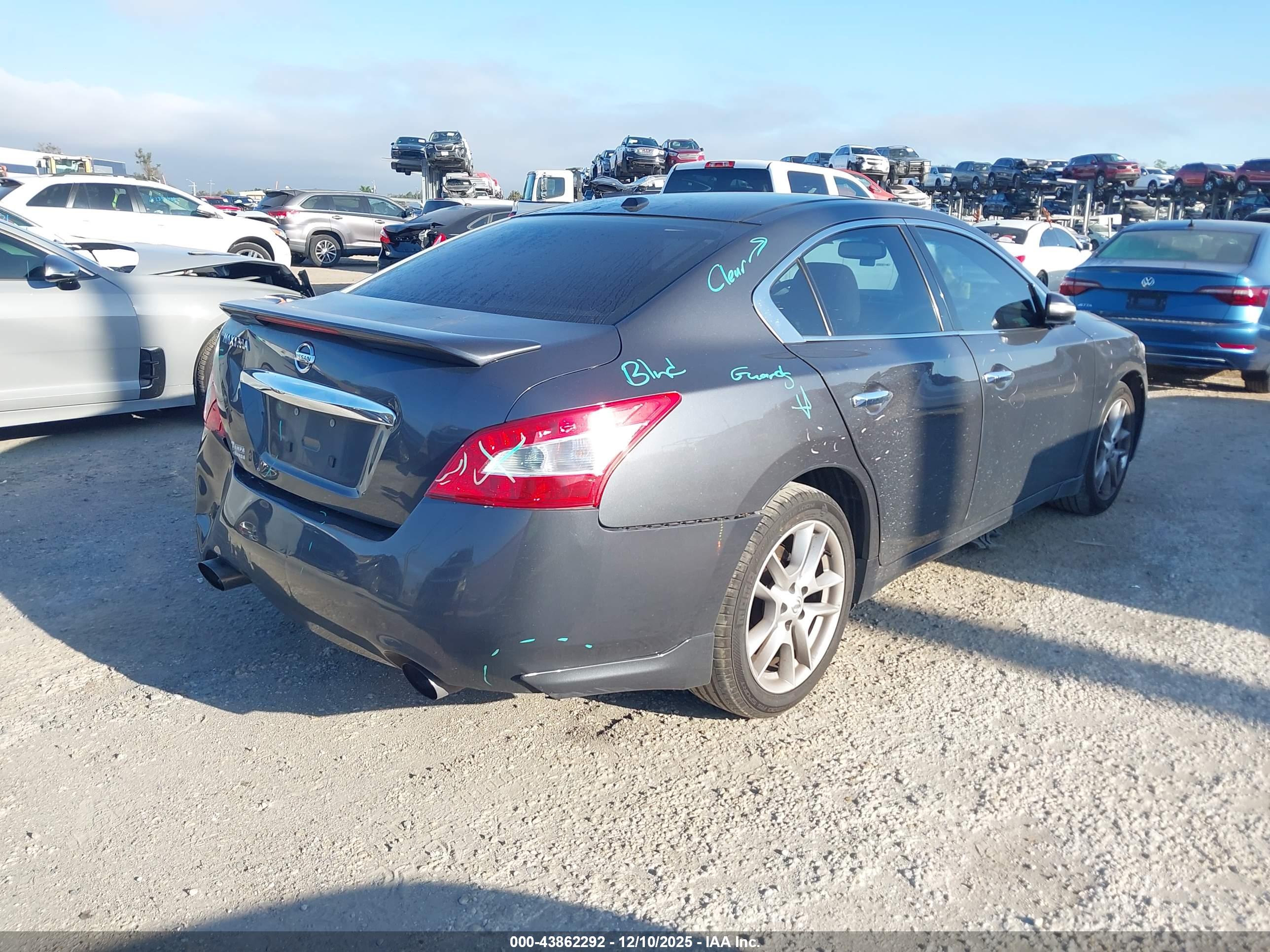 NISSAN MAXIMA image 4