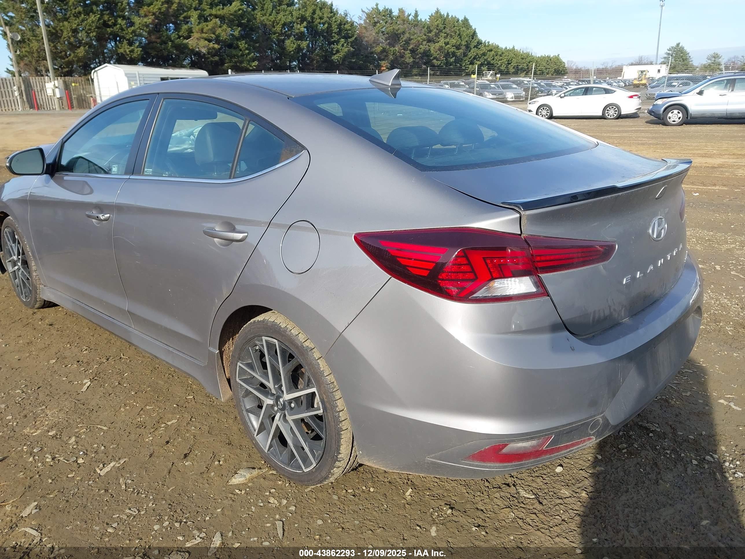 HYUNDAI ELANTRA image 3