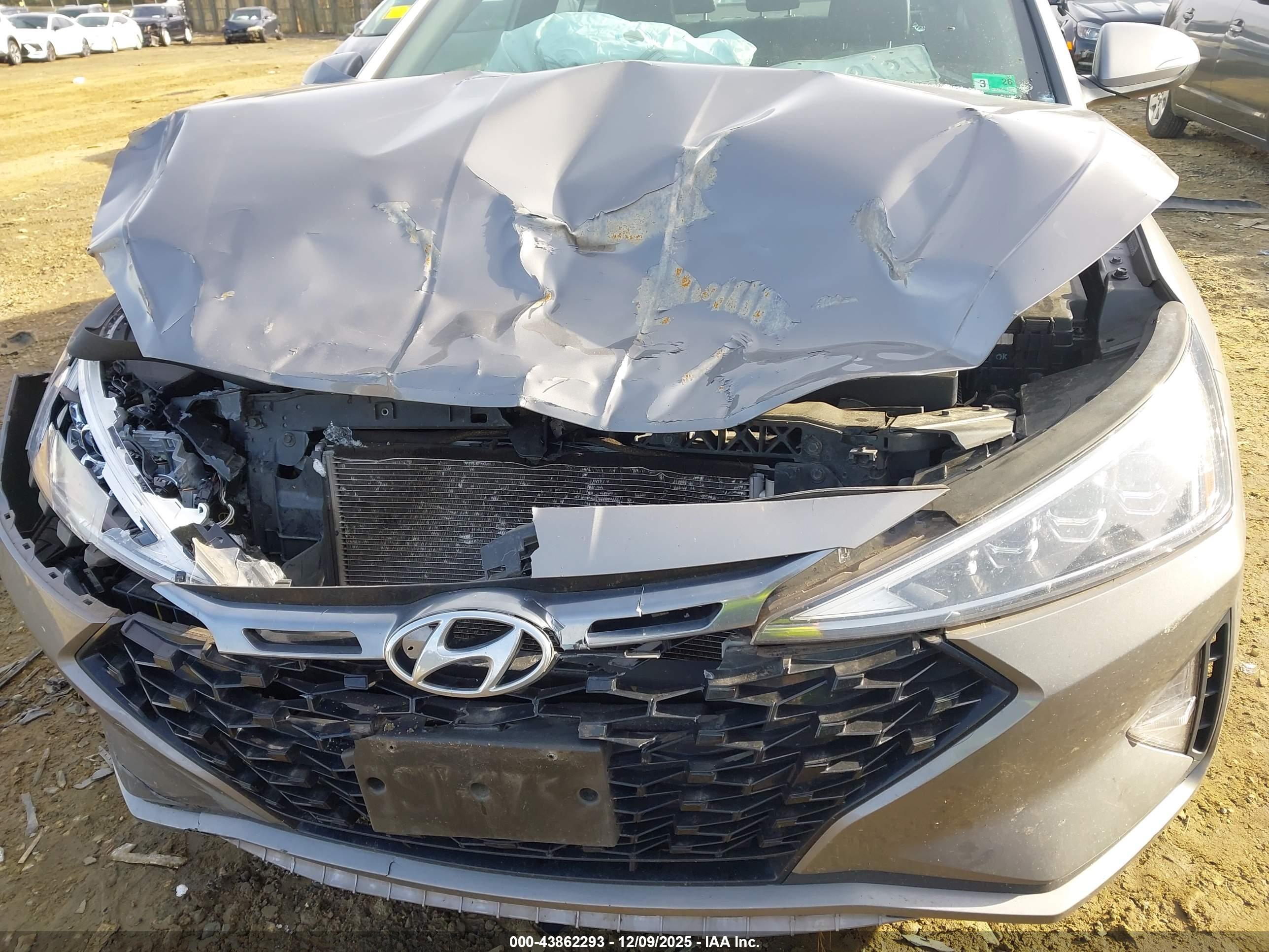 HYUNDAI ELANTRA image 6