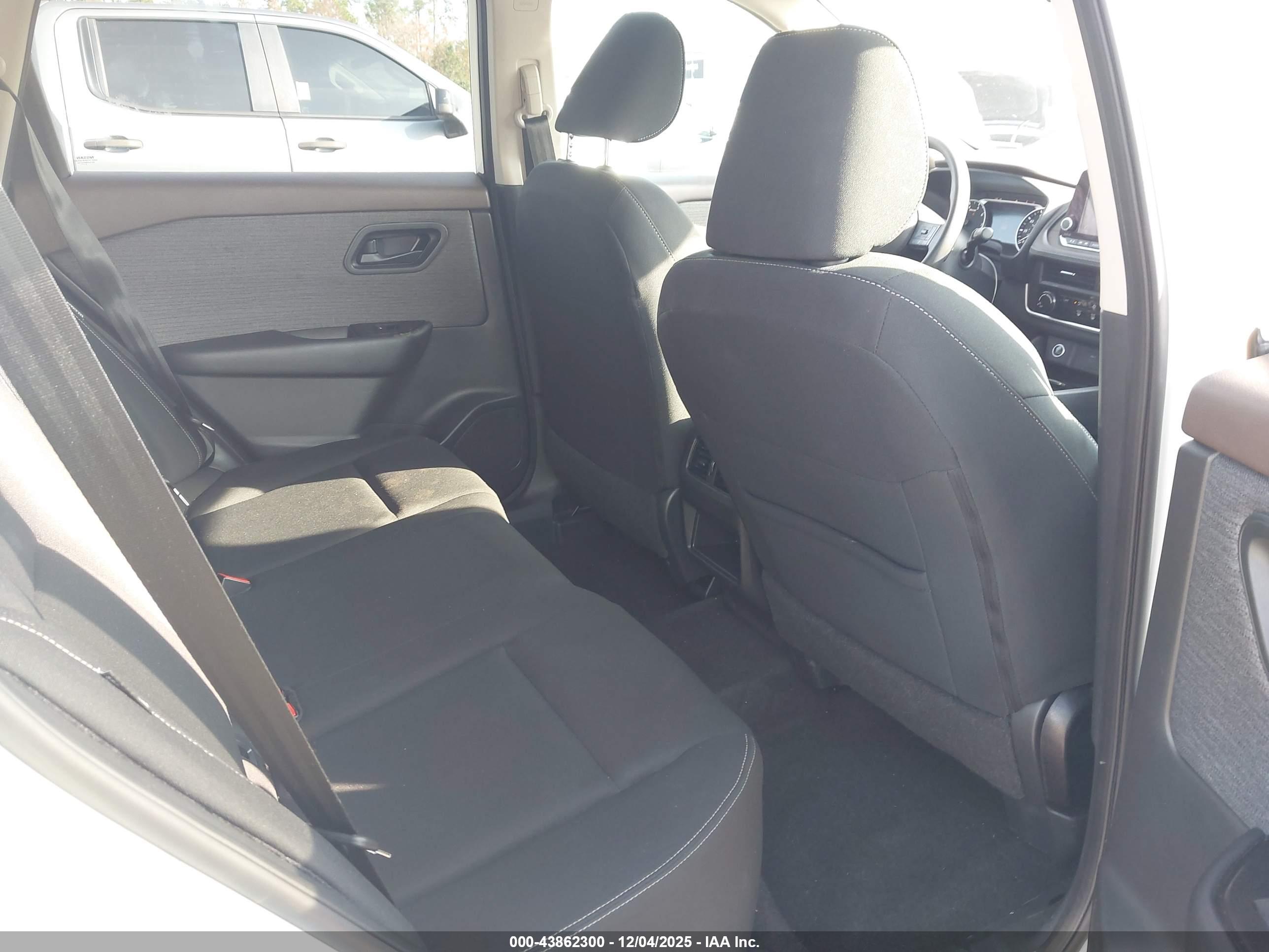 NISSAN ROGUE image 8