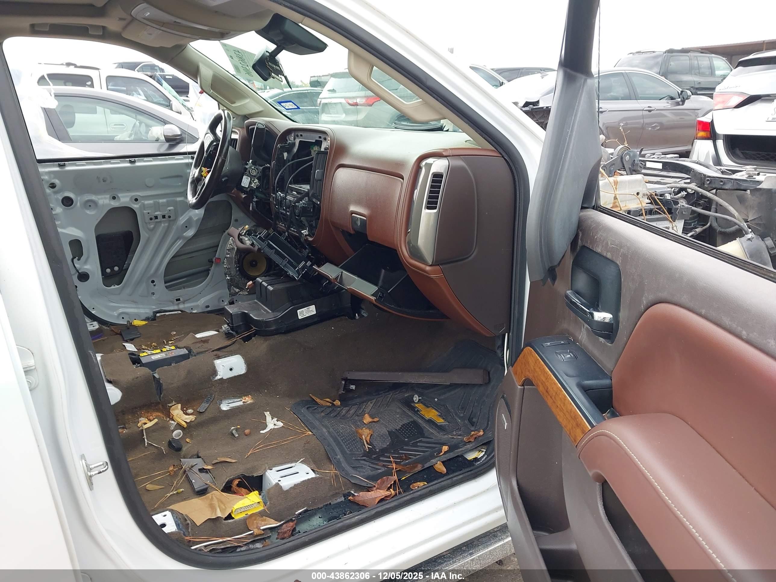 CHEVROLET SILVERADO image 5