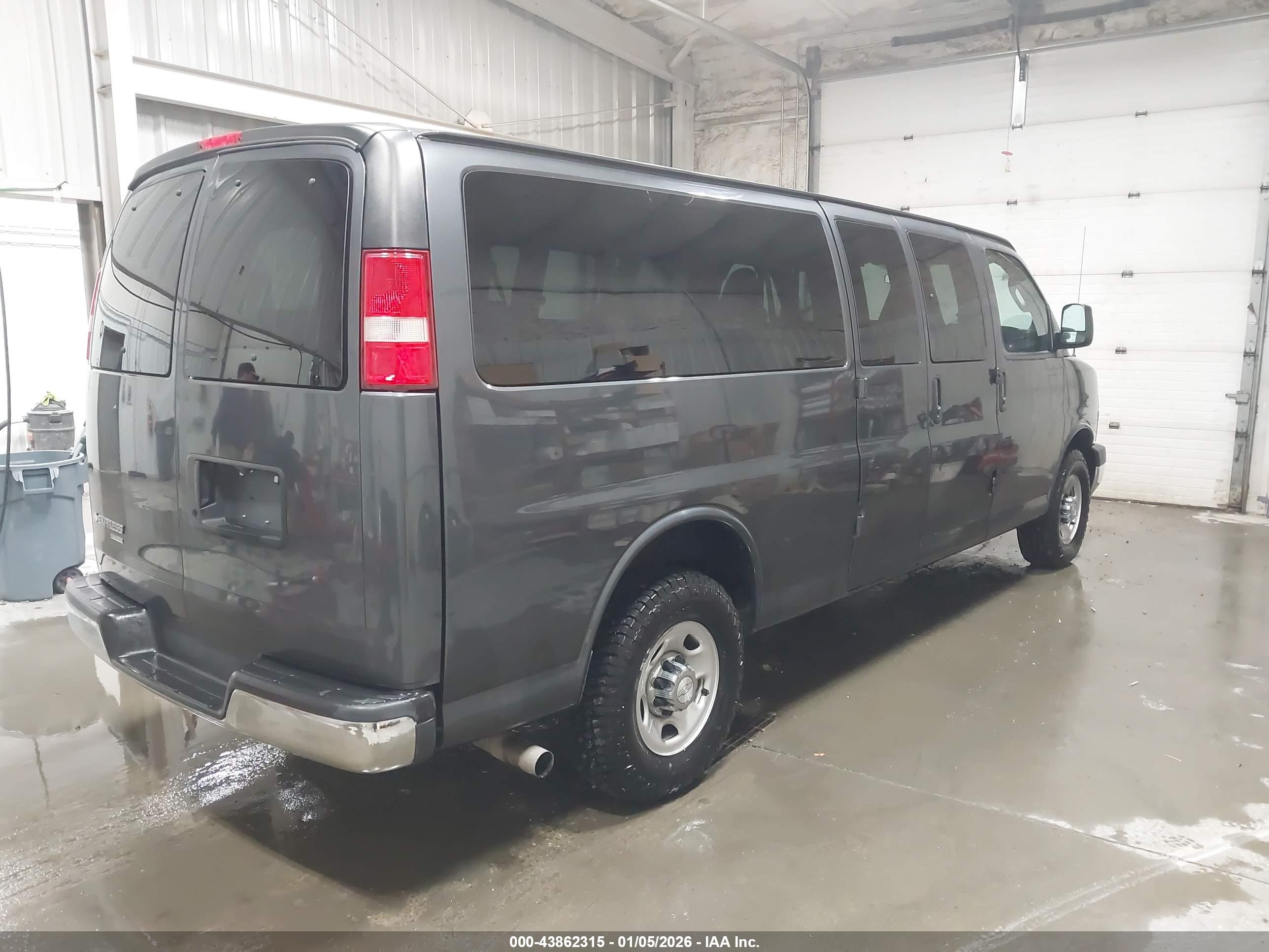CHEVROLET EXPRESS image 4