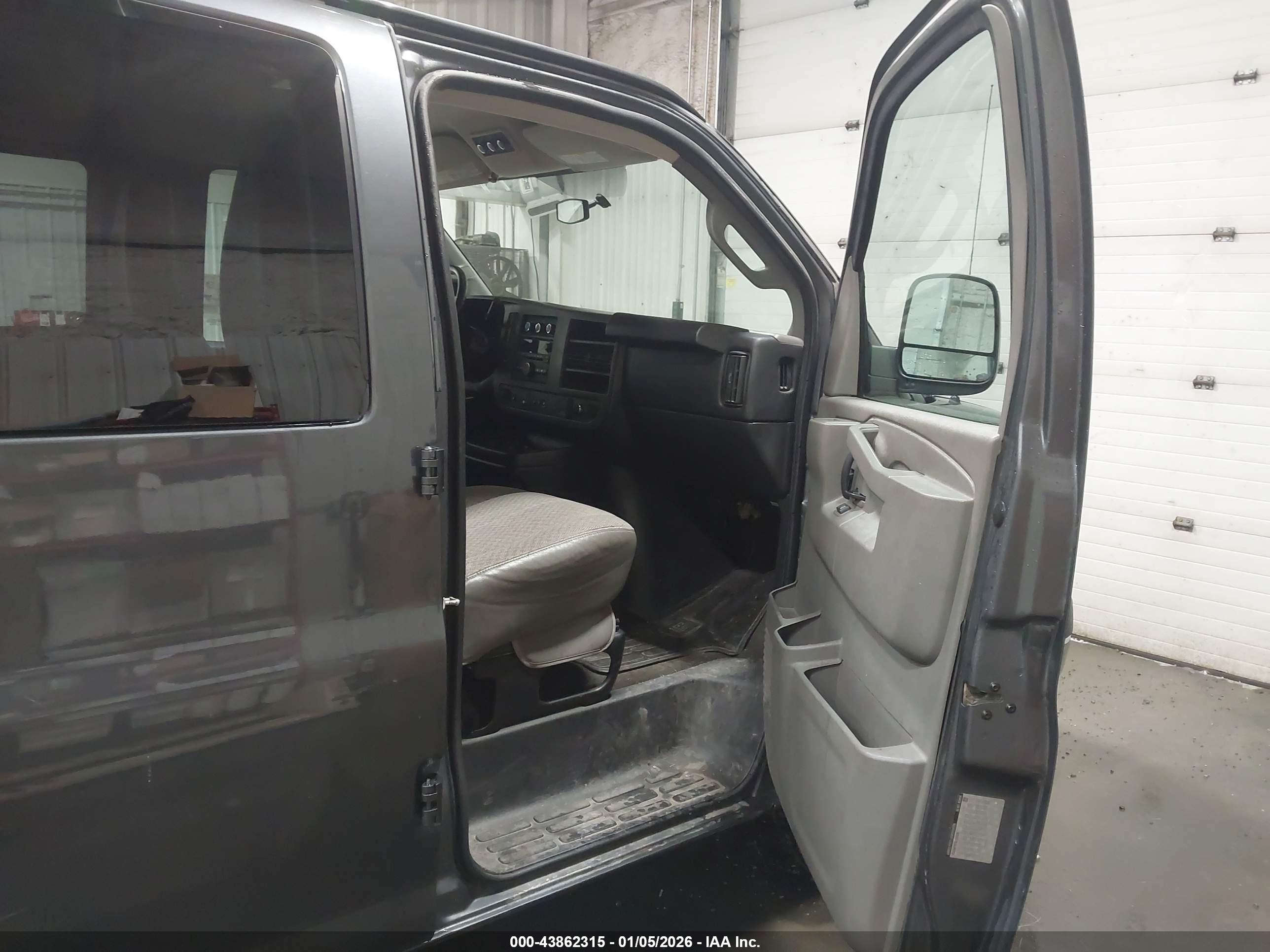 CHEVROLET EXPRESS image 5