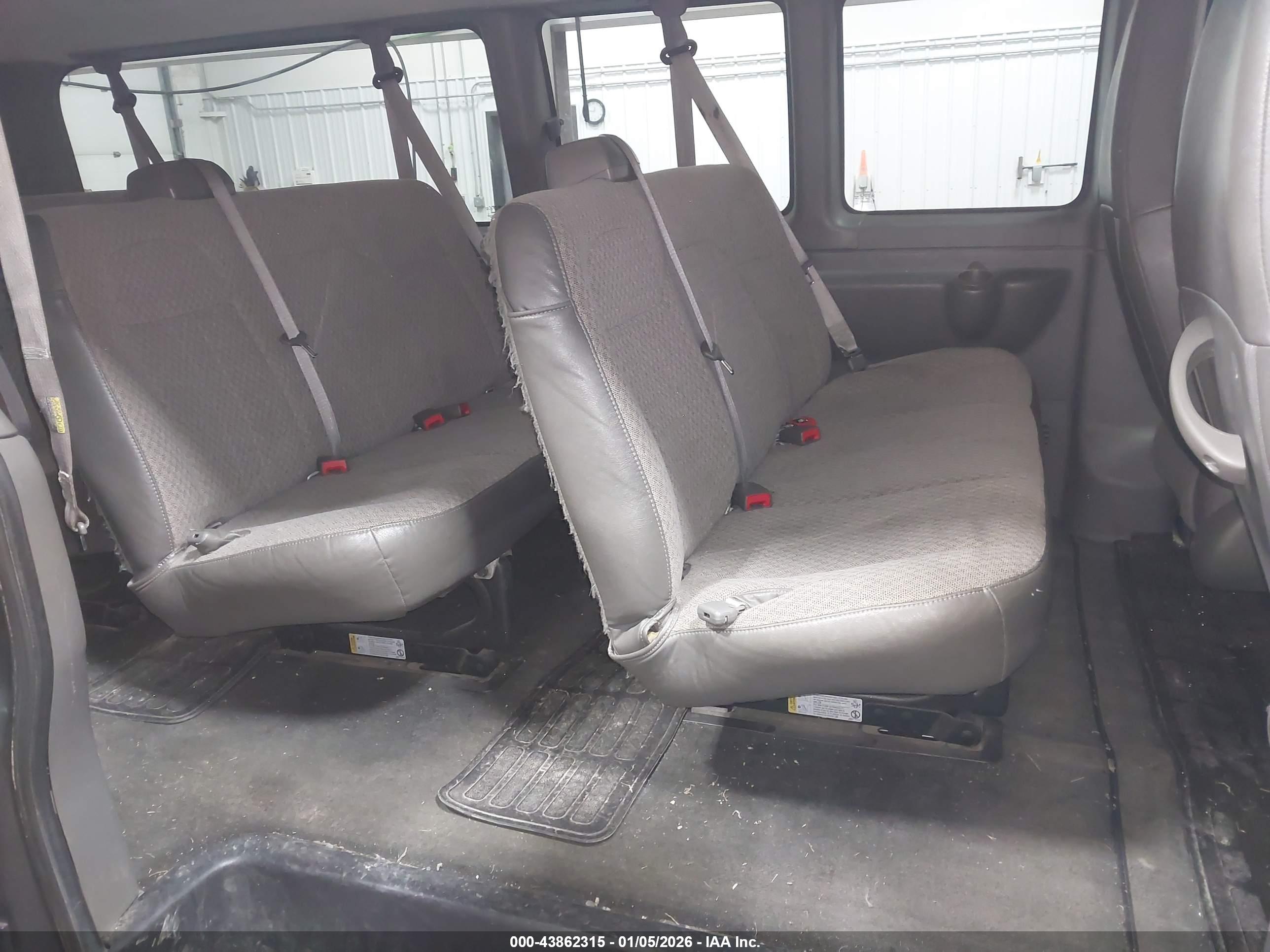 CHEVROLET EXPRESS image 8