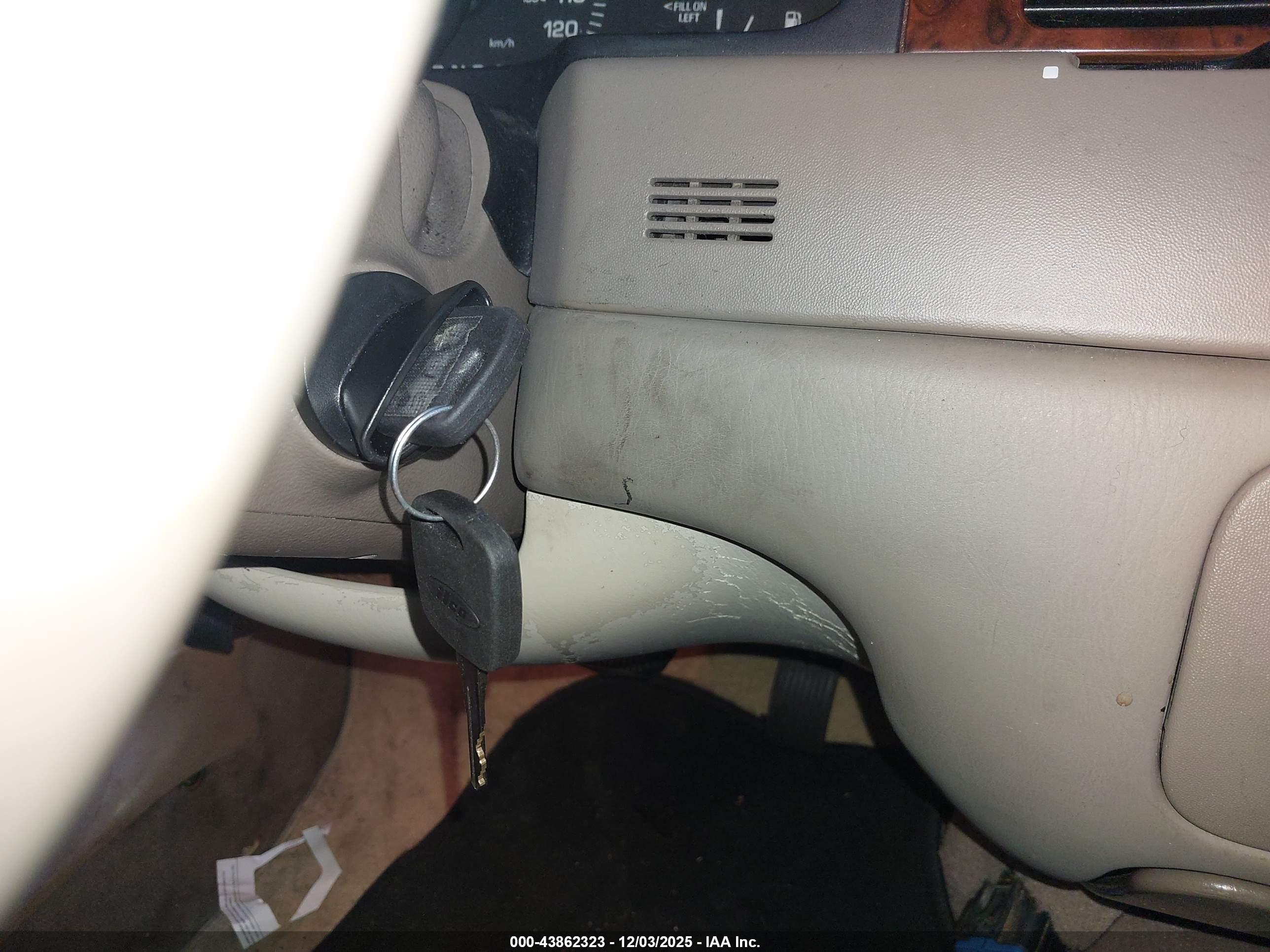 LINCOLN TOWN image 11