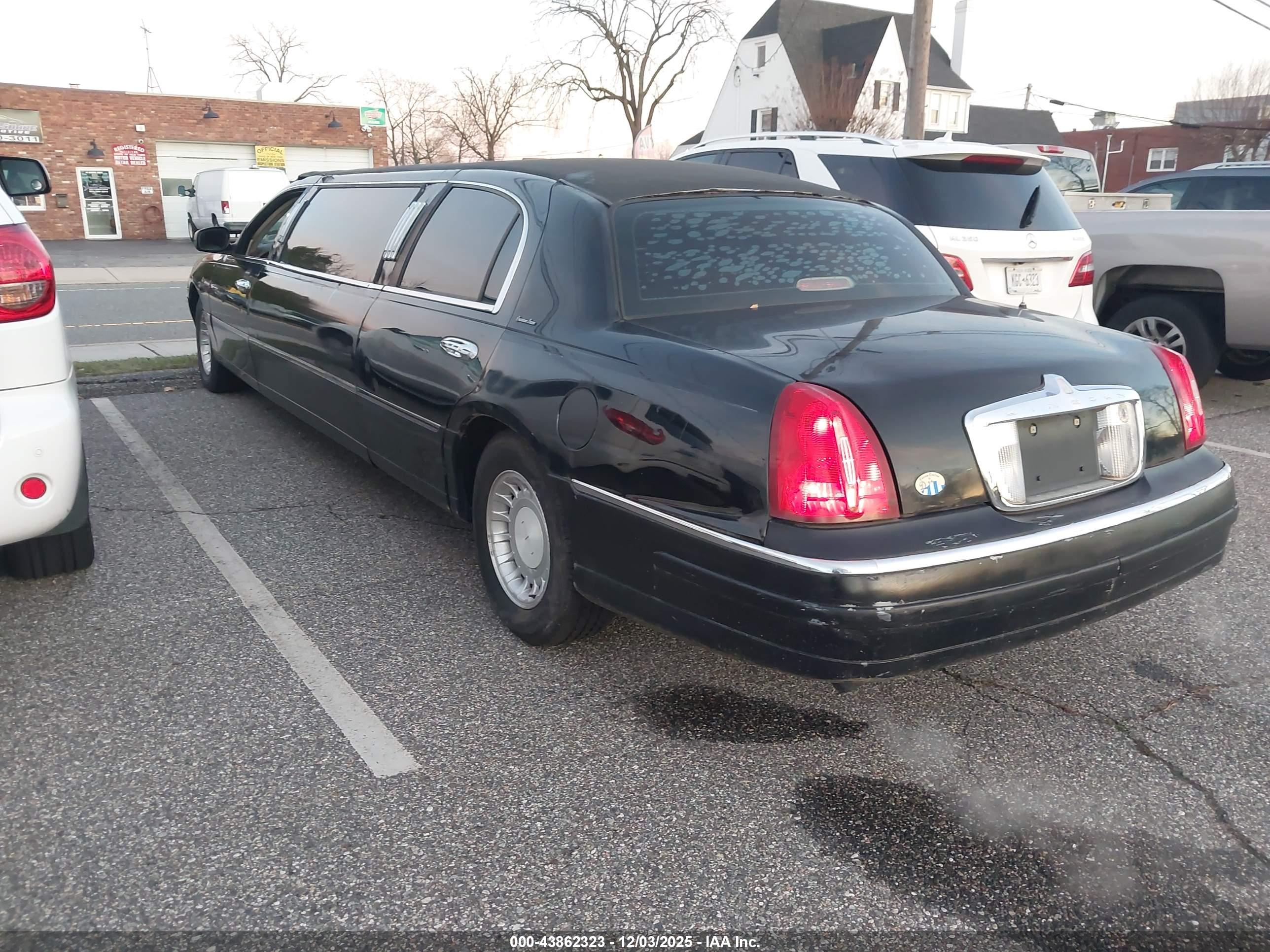 LINCOLN TOWN image 3
