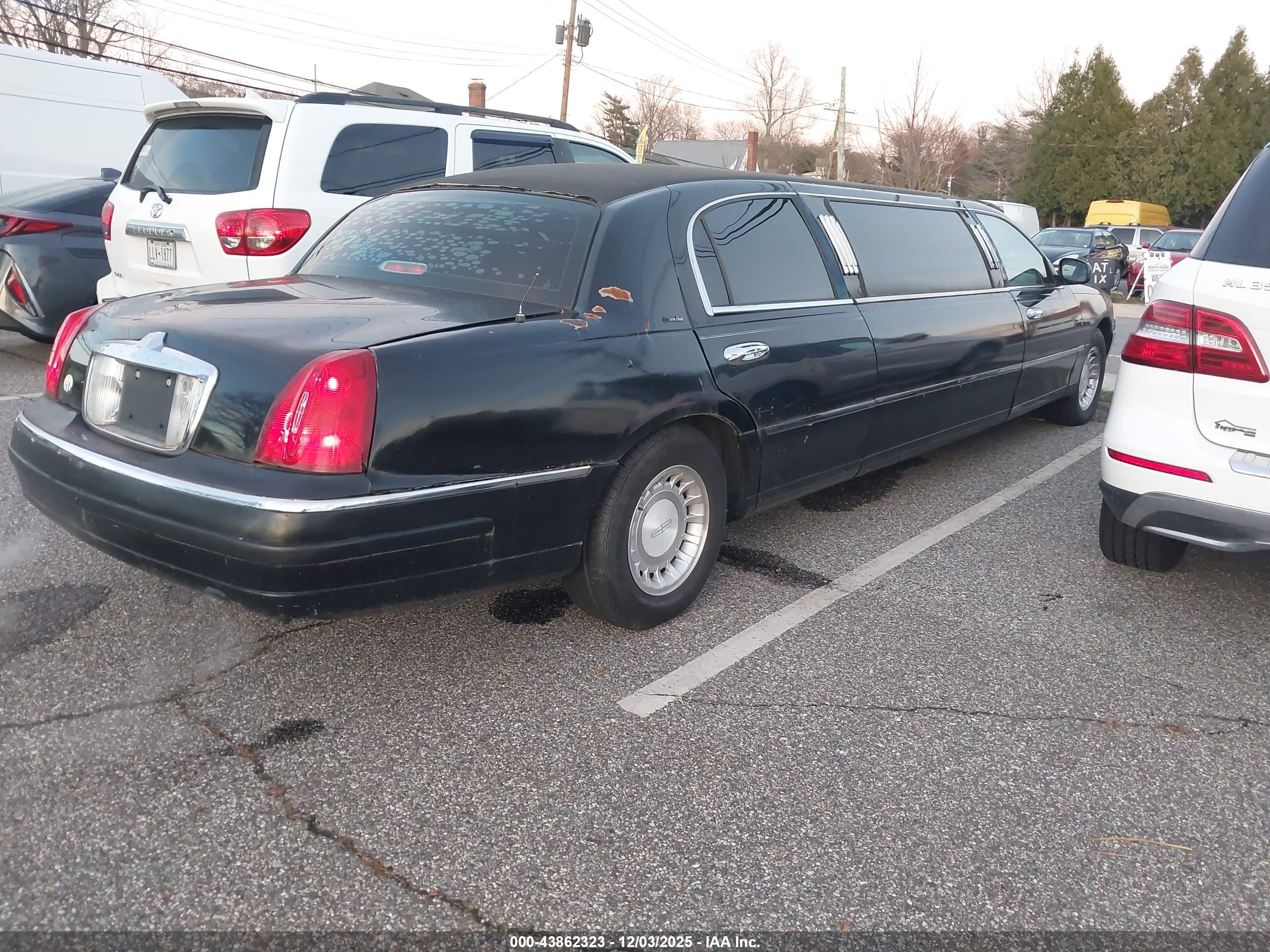 LINCOLN TOWN image 4