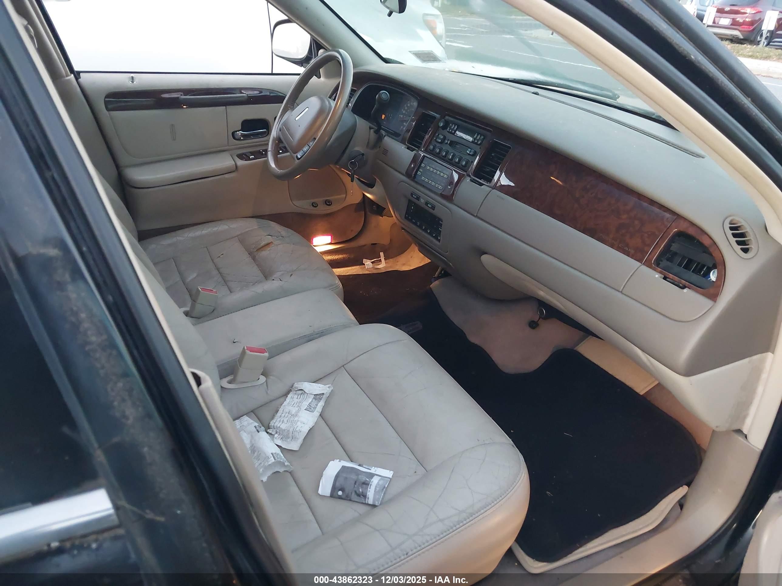 LINCOLN TOWN image 5