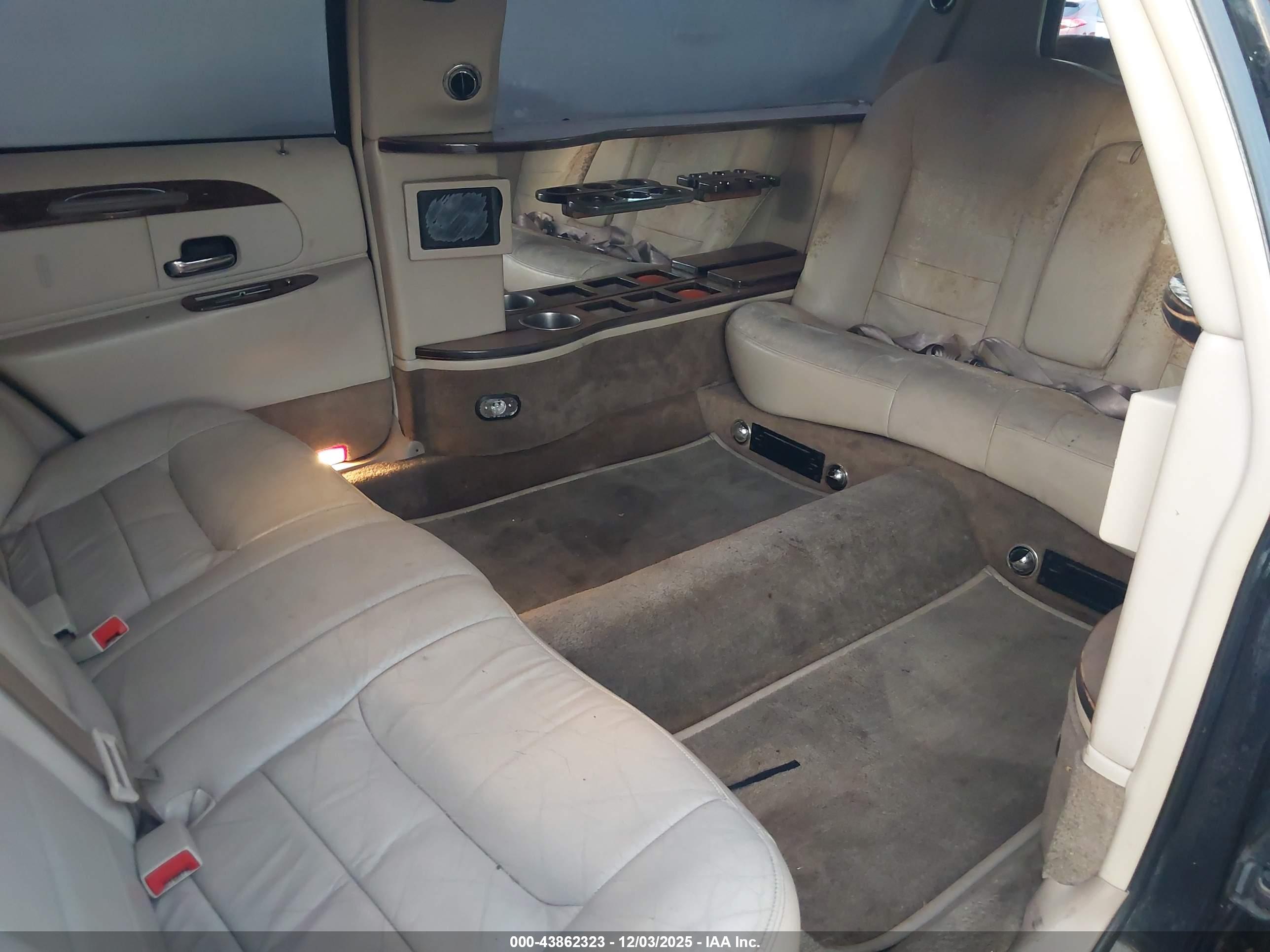 LINCOLN TOWN image 8
