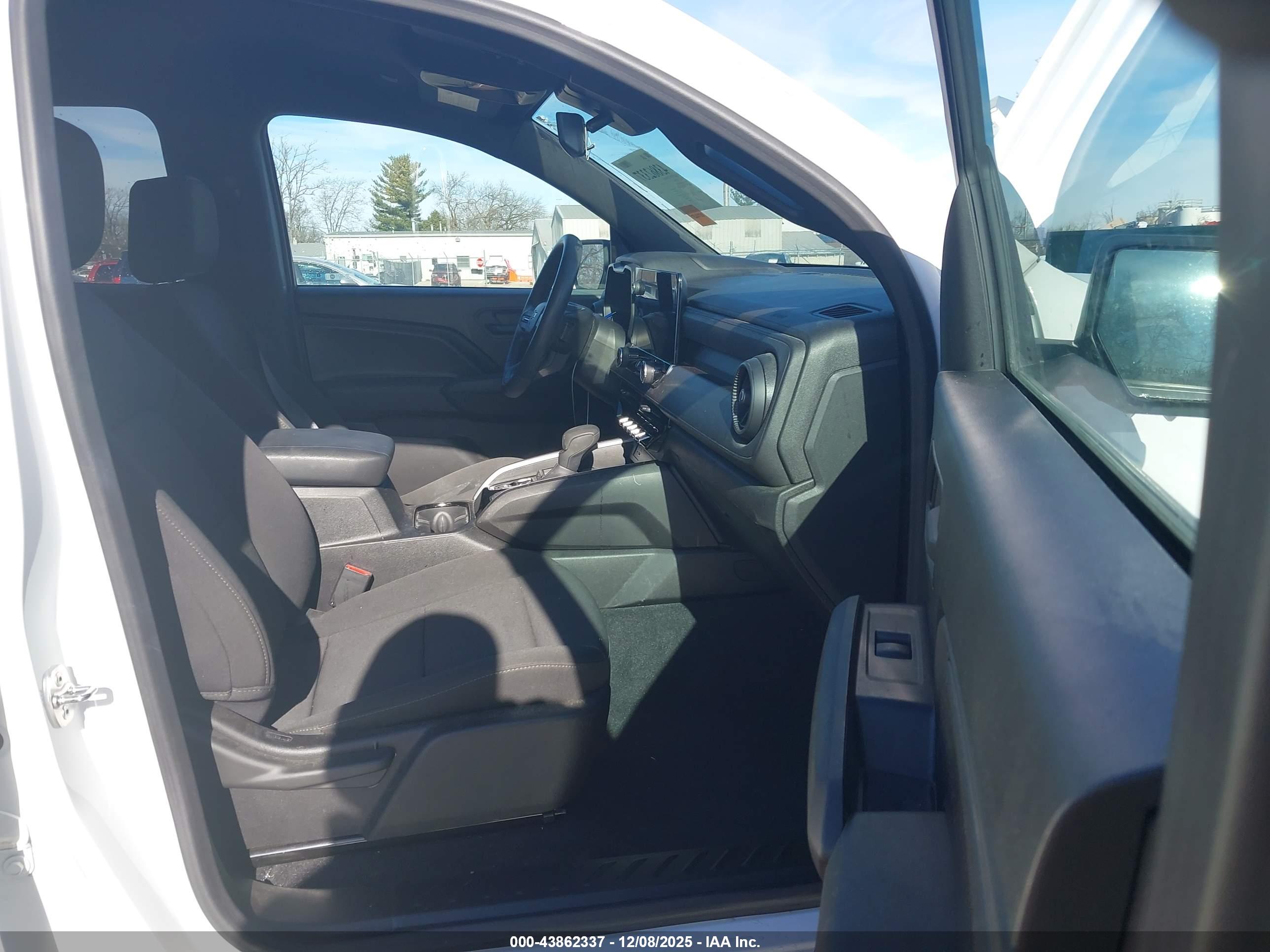 CHEVROLET COLORADO image 5