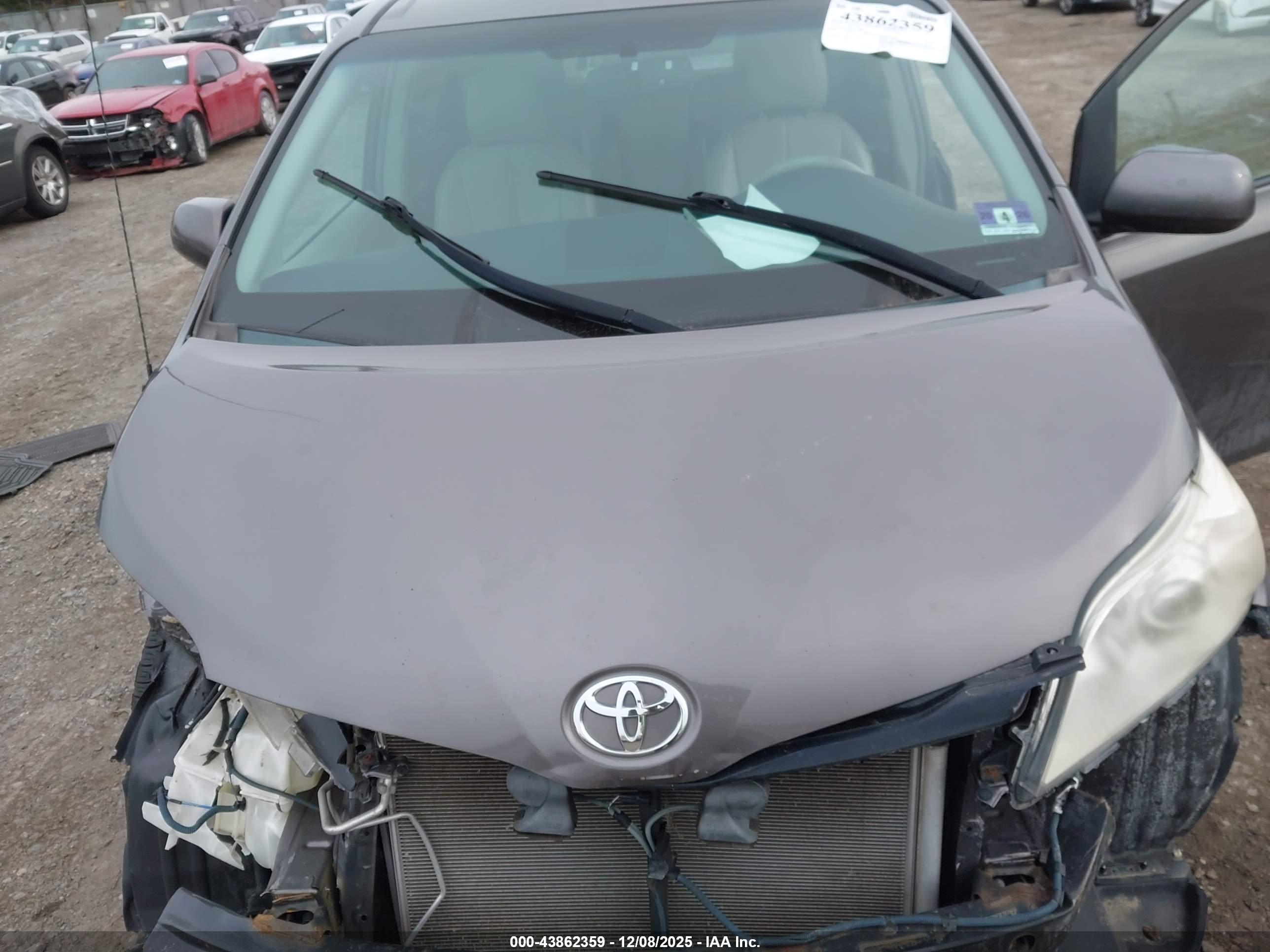 TOYOTA SIENNA image 10
