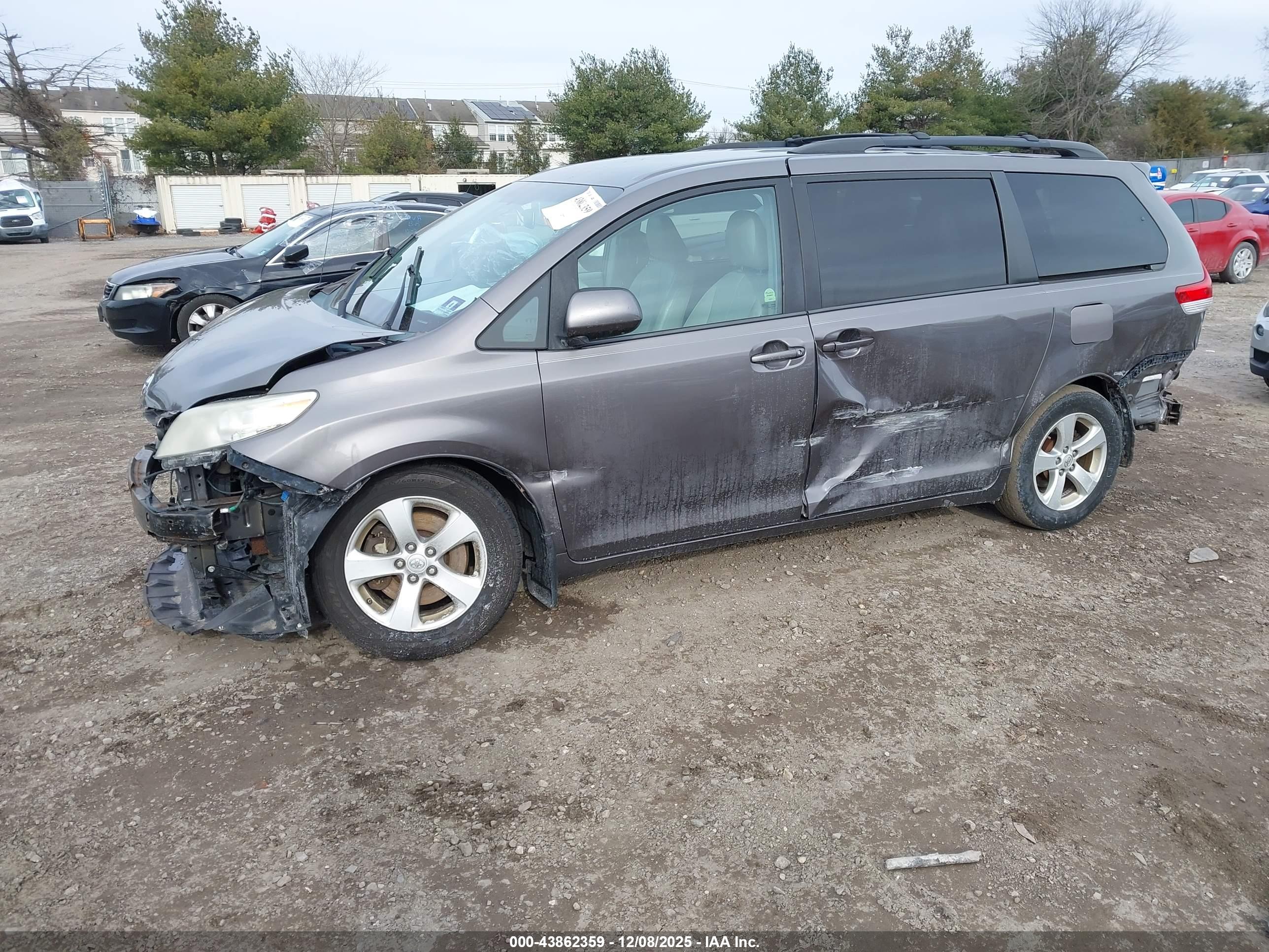 TOYOTA SIENNA image 2
