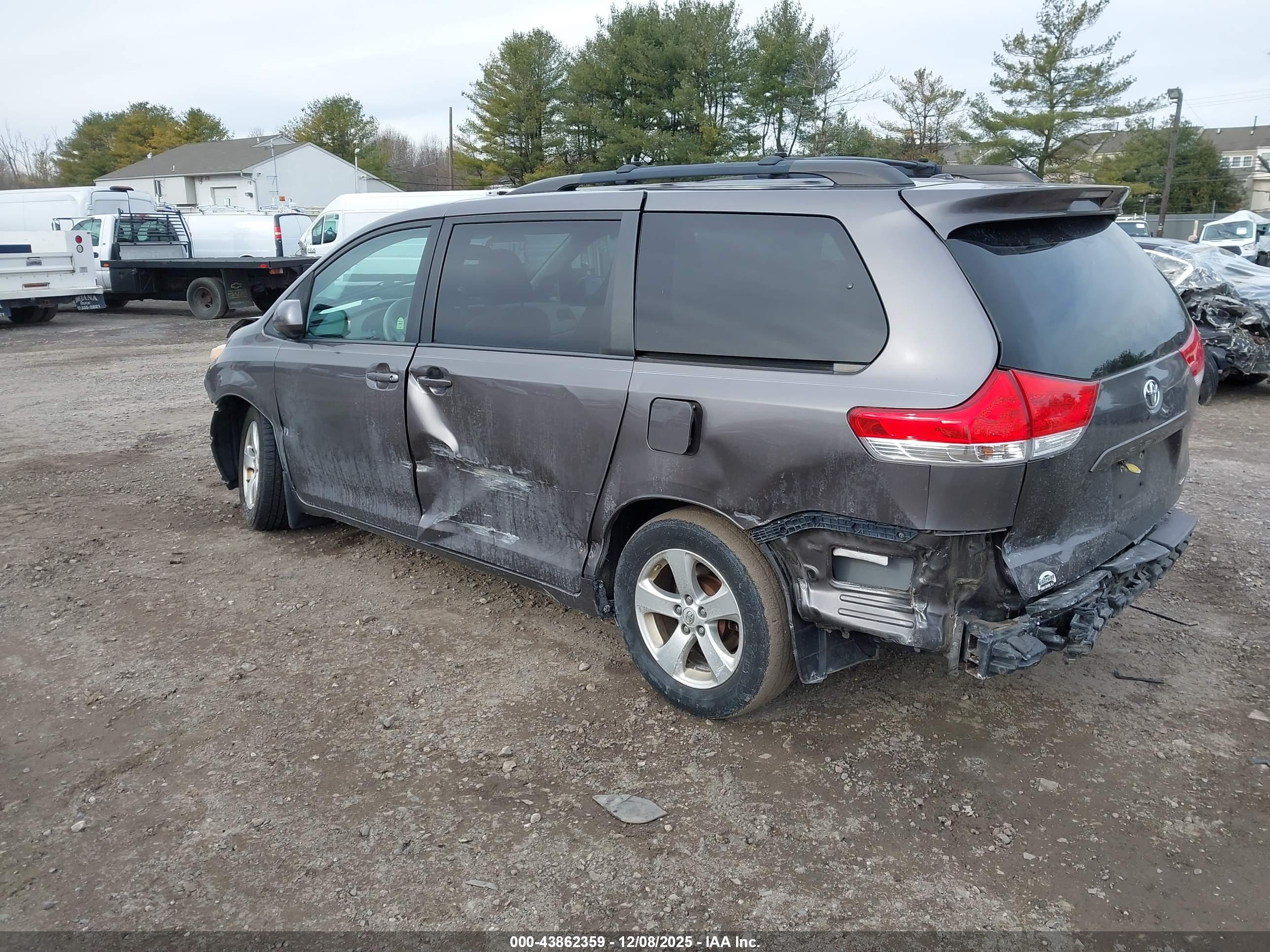 TOYOTA SIENNA image 3