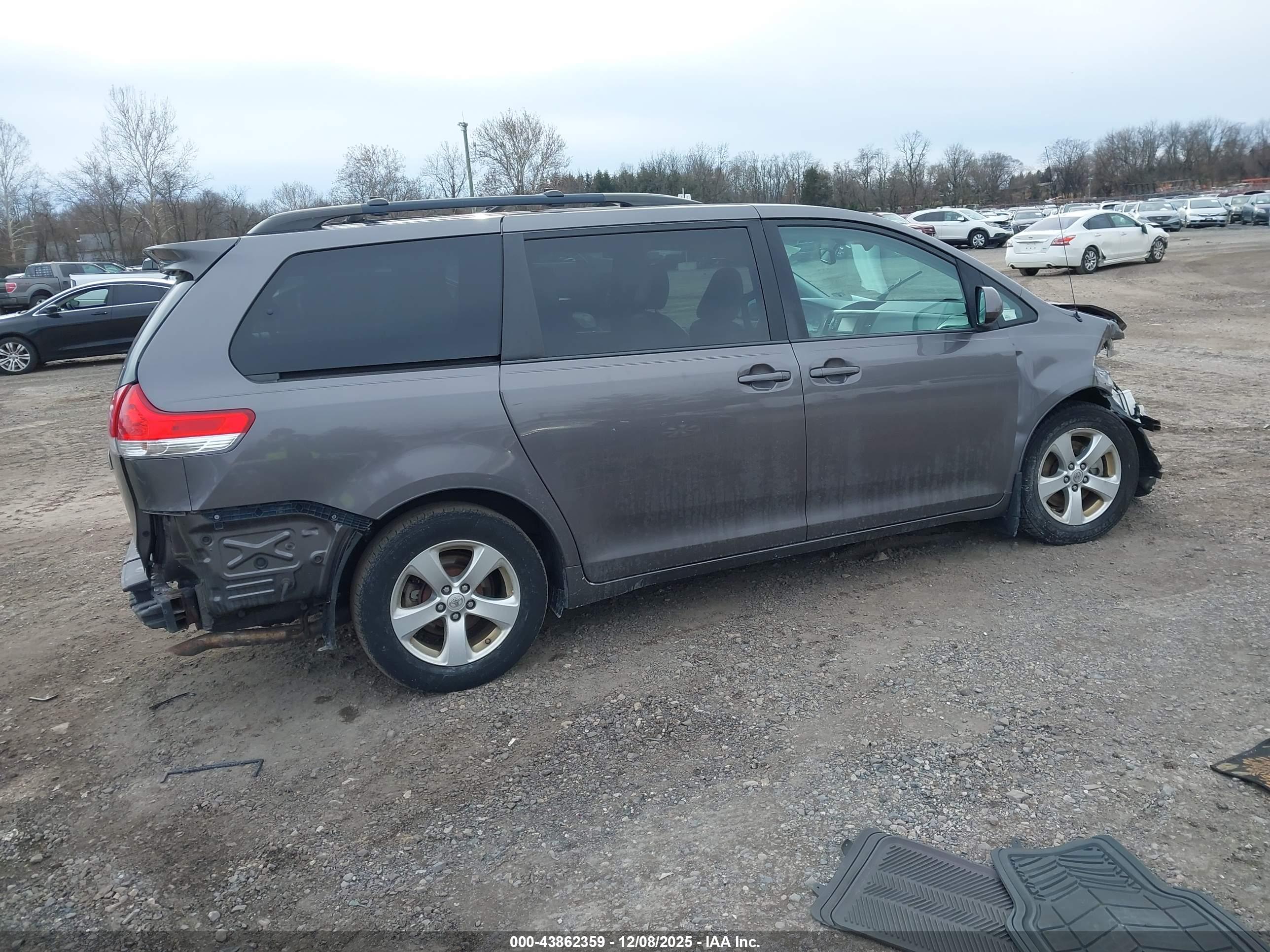 TOYOTA SIENNA image 4
