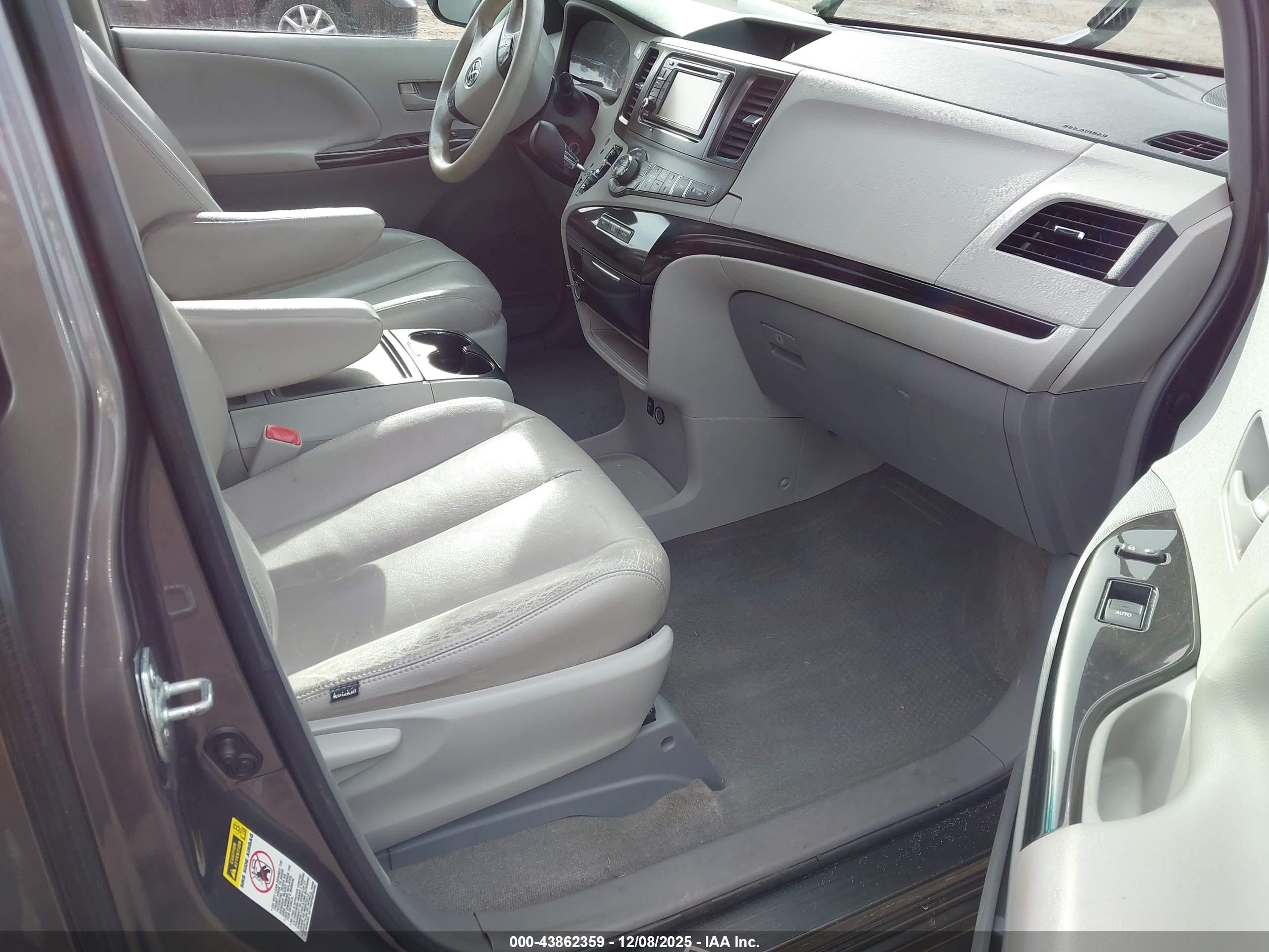 TOYOTA SIENNA image 5