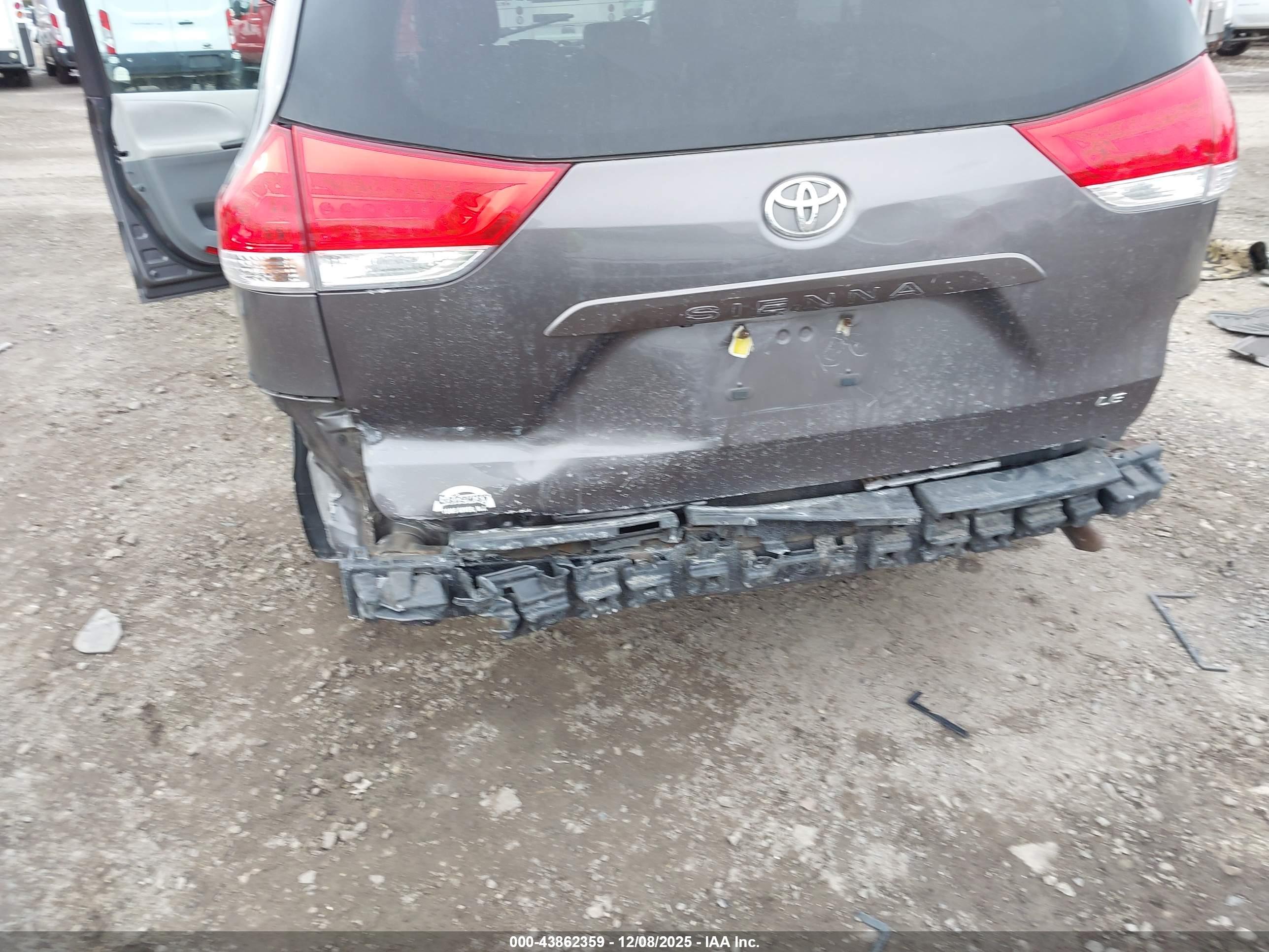 TOYOTA SIENNA image 6