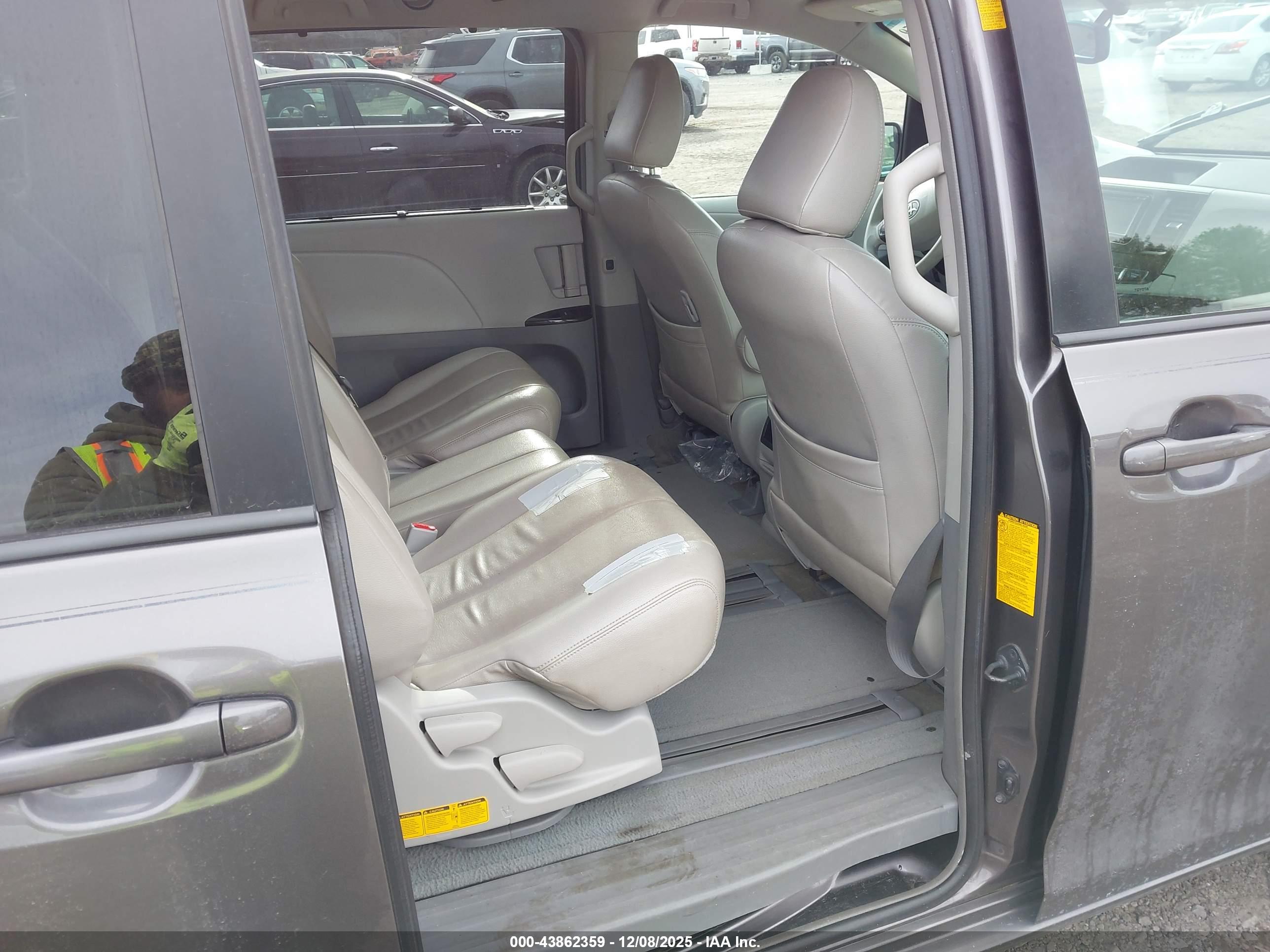 TOYOTA SIENNA image 8