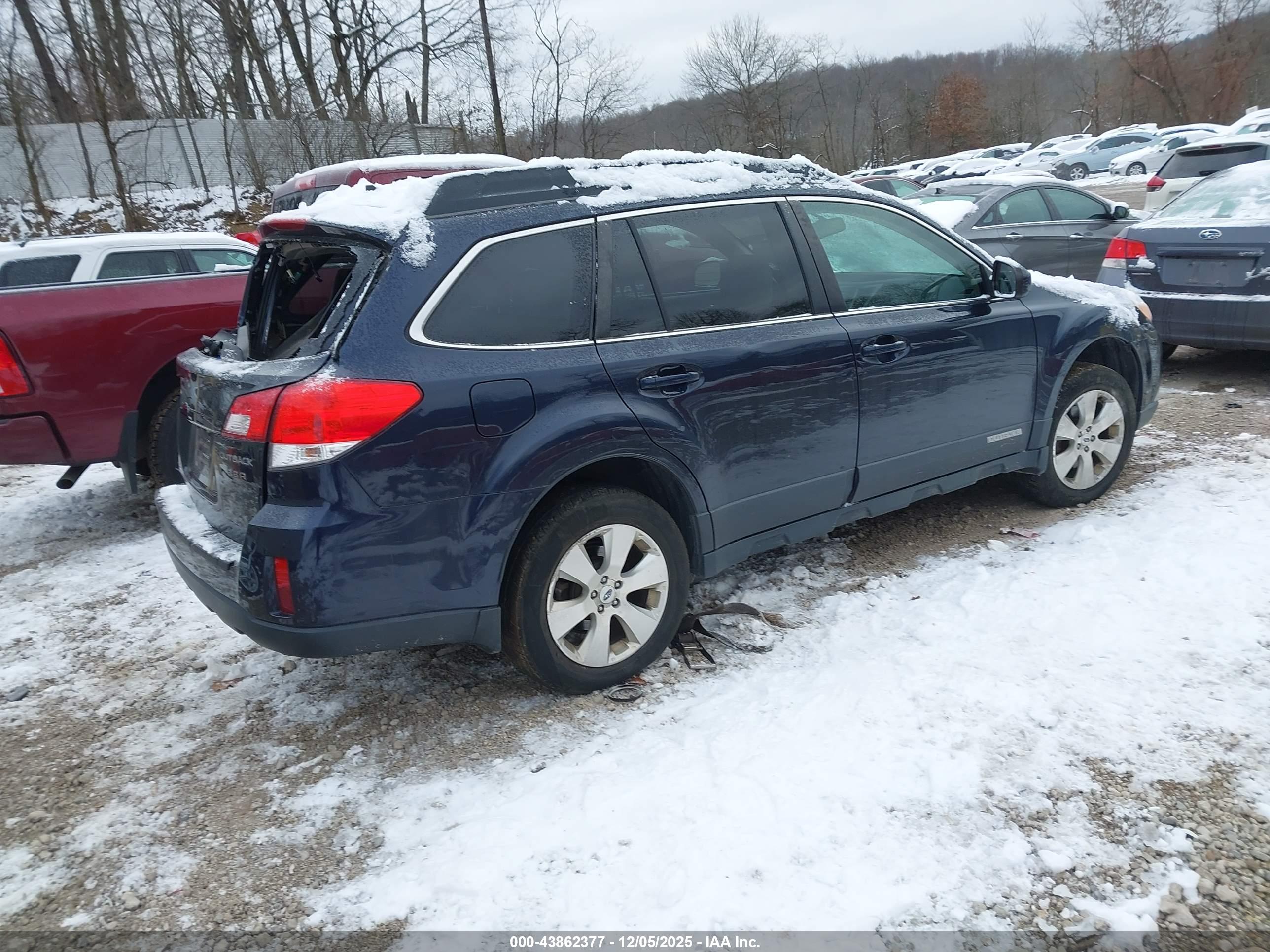 SUBARU OUTBACK image 4