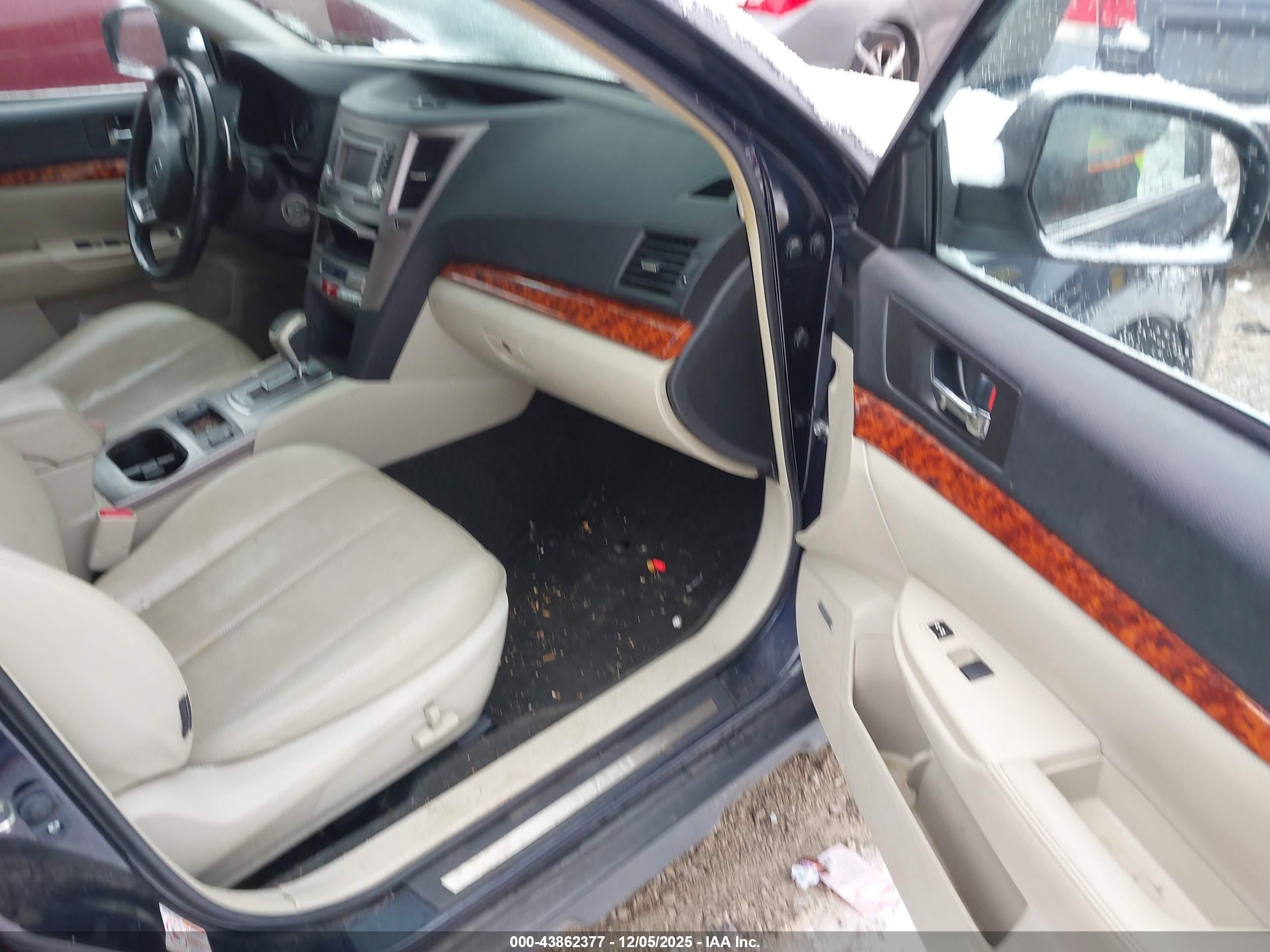 SUBARU OUTBACK image 5