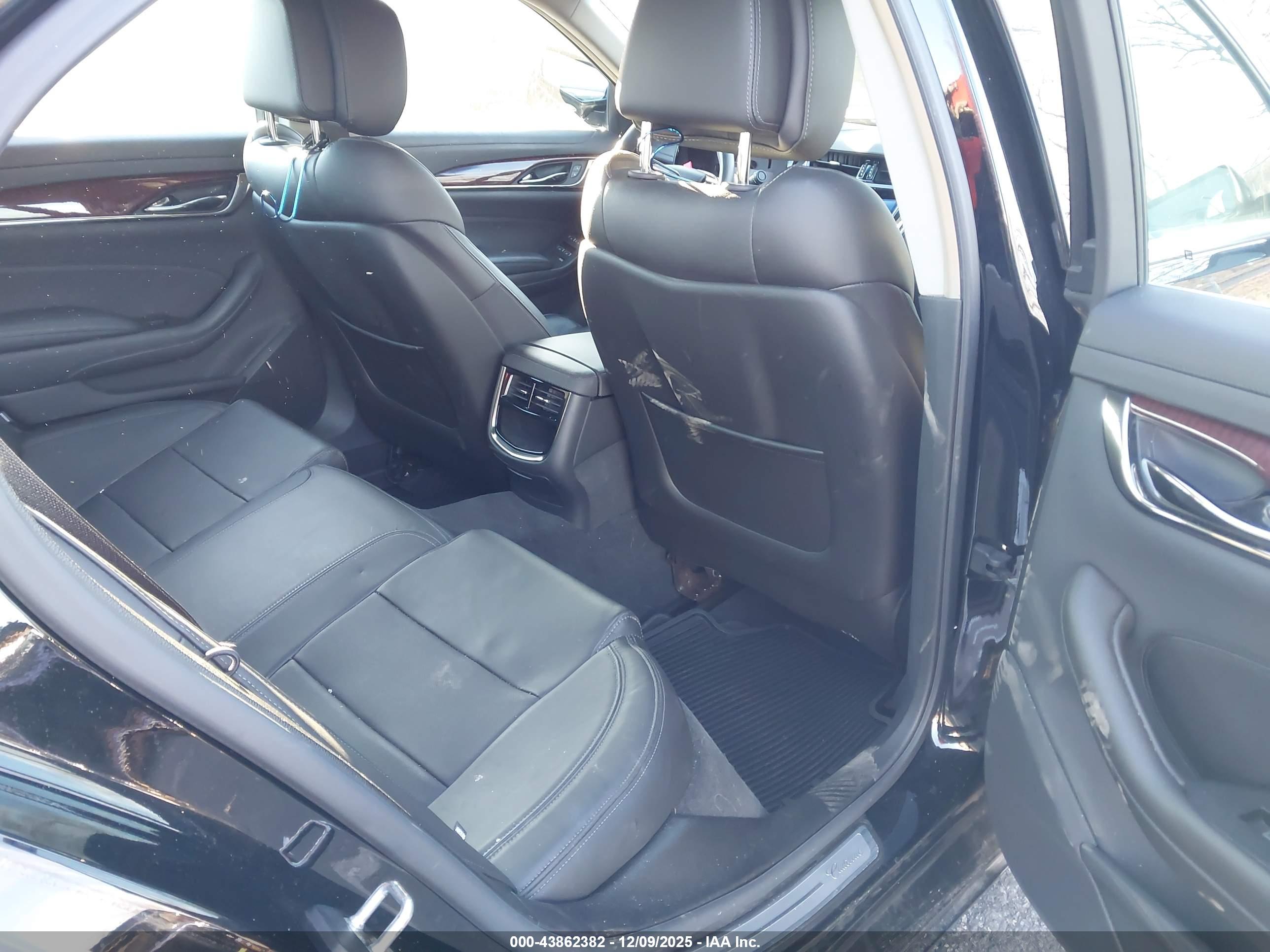CADILLAC CTS image 8